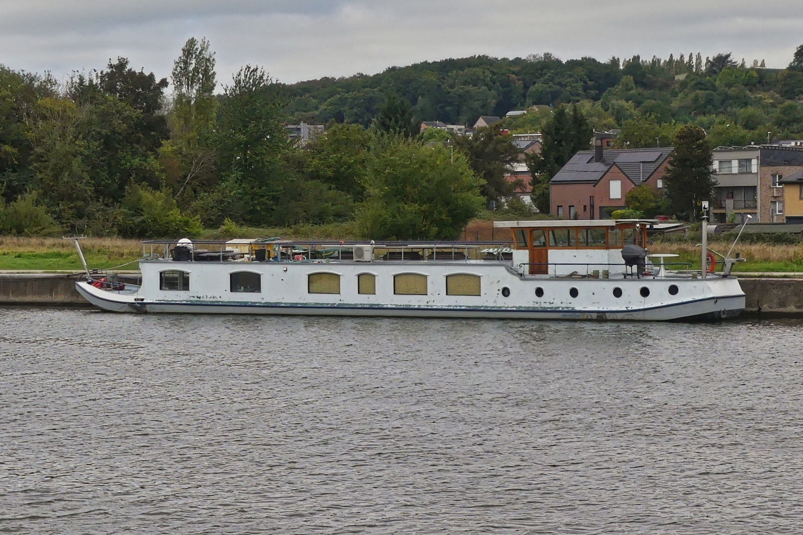 Namenloses Hausboot hat am Ufer des Albertkanals angelegt. 09.2025