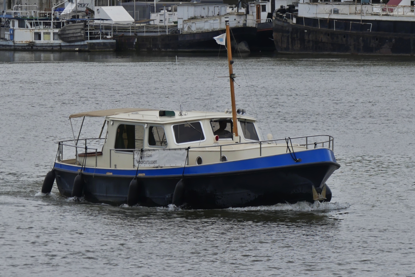 Namenloses Wassertaxi und Fahrschule fährt gemächlich über die Maas an Maastricht vorbei. 04.2024