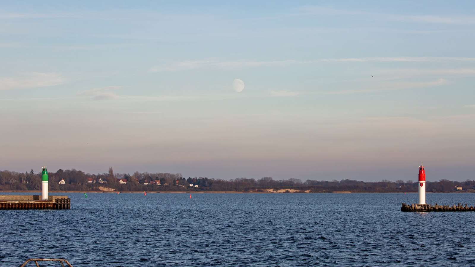 Nord-und Mittelmolenfeuer des Stralsunder Hafen's bei zunehmendem Mond. - 02.12.2025