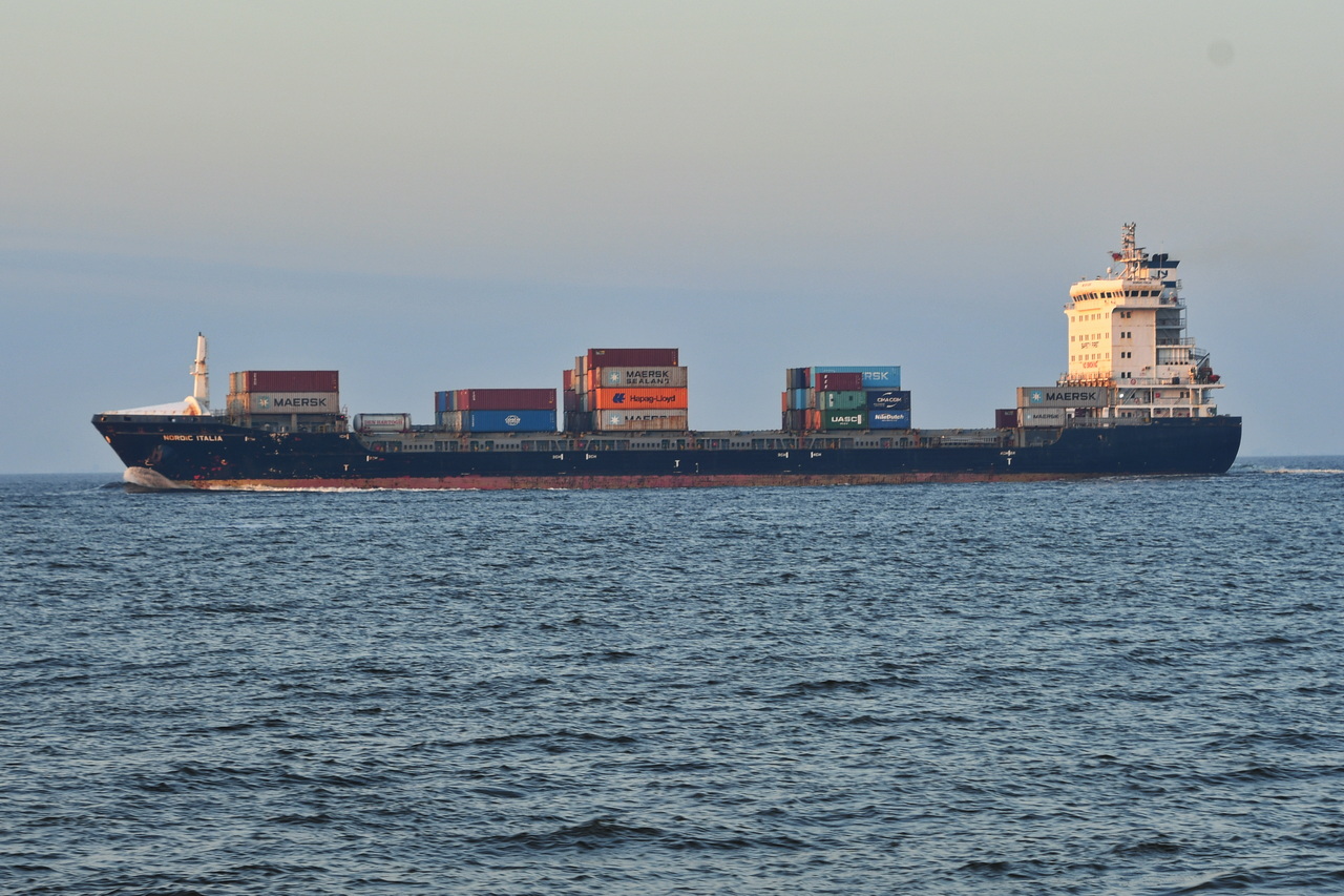 NORDIC ITALIA  , Feederschiff , IMO 9474395 ,Baujahr 2012 , 1085 TEU , 157.95 x 23.5 m , Cuxhaven-Alte Liebe , 26.05.2026