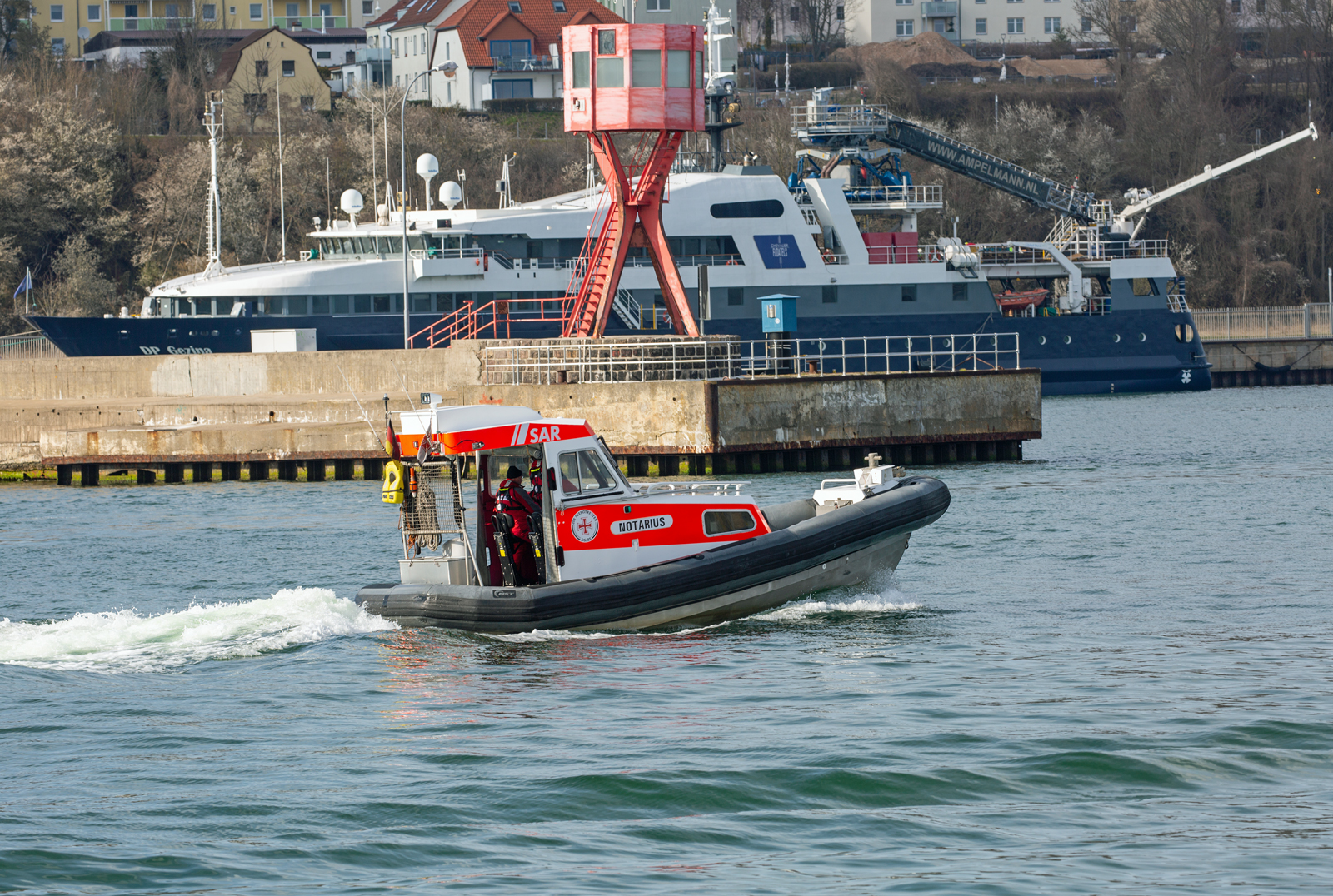 NOTARIUS höhe Sassnitzer Ostmole mit seinem Leuchtfeuer und dem Hotelschiff DP GEZINA (IMO 9295103) im Hintergrund. - 13.04.2023
