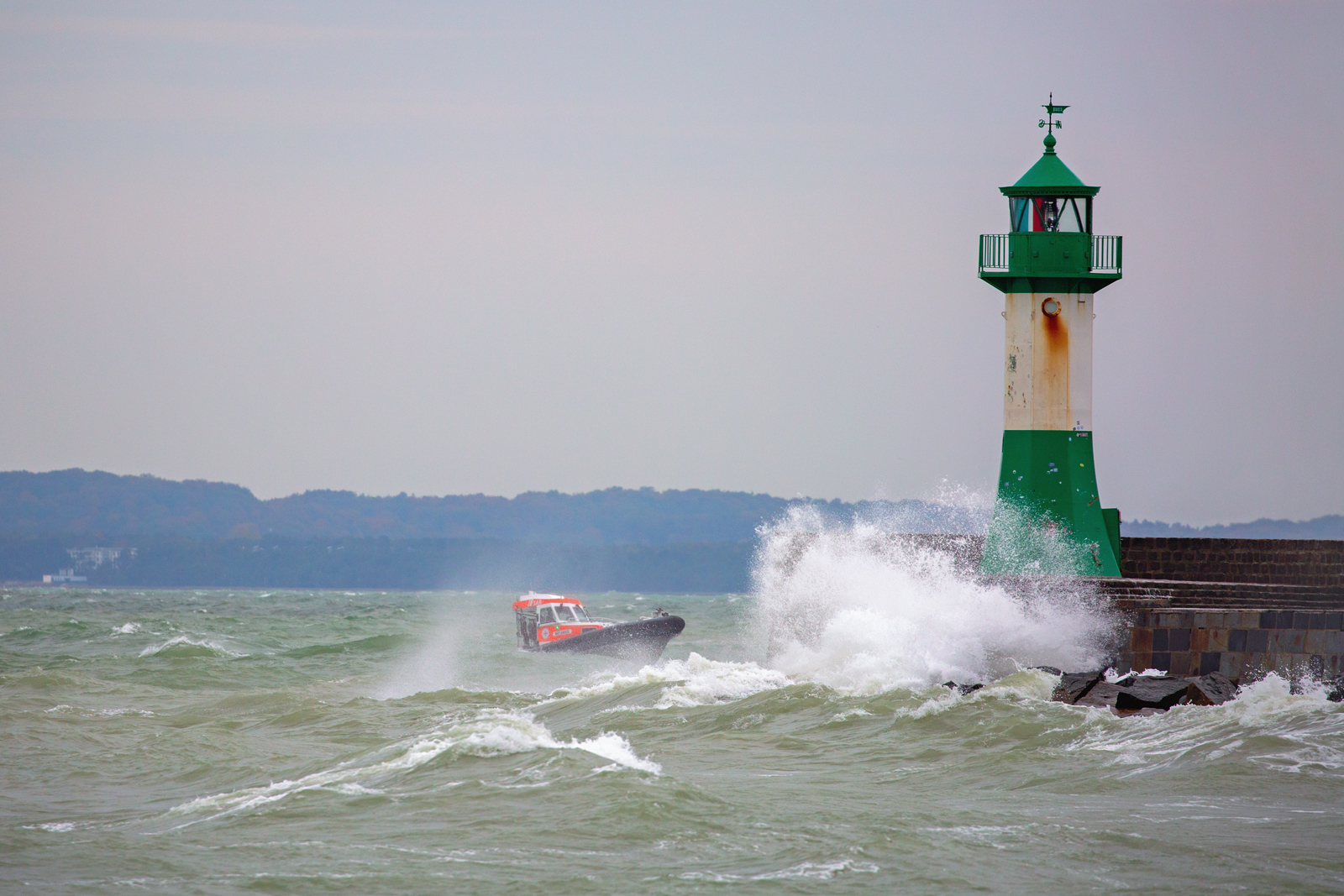 NOTARIUS, das Tochterboot des Seenotrettungskreutzer’s HARRO KOEBKE, bei rauer See vor der Sassnitzer Hafeneinfahrt. -24.10.2023
