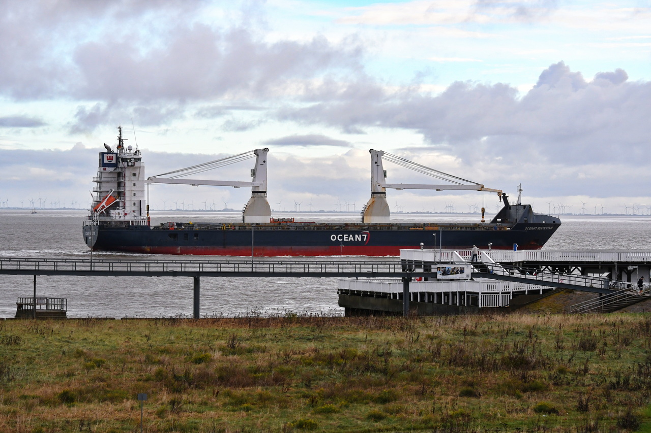 OCEAN7 REVOLUTION , General Cargo Schiff, IMO 9267742 , Baujahr 2005 , 135 x 22 m , 479 TEU , 27.10.2025 , Cuxhaven , Alte Liebe 