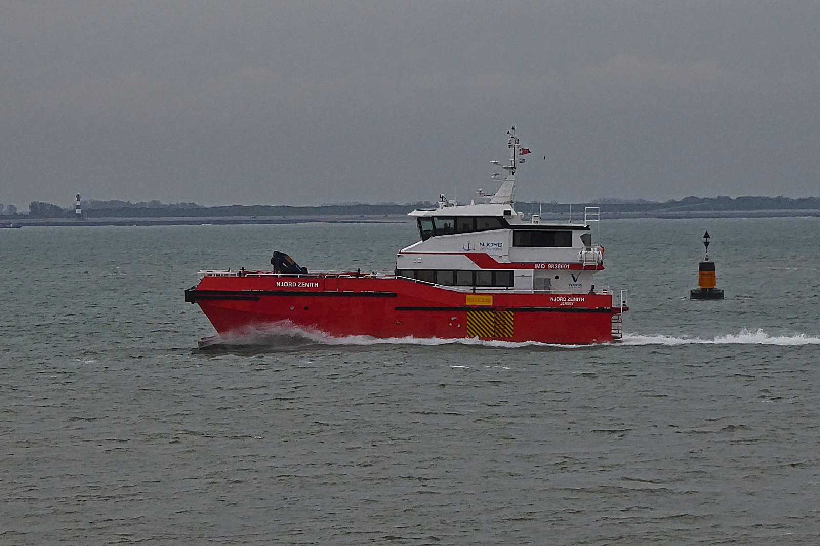 OFFSCHORE Versorgungsschiff NJORD ZENITH, IMO 9828601, L 27 m, B 10 m, BJ 2018, Flagge Großbritannien, nähert sich von See her dem Hafen von Vlissingen. 05.11.2022