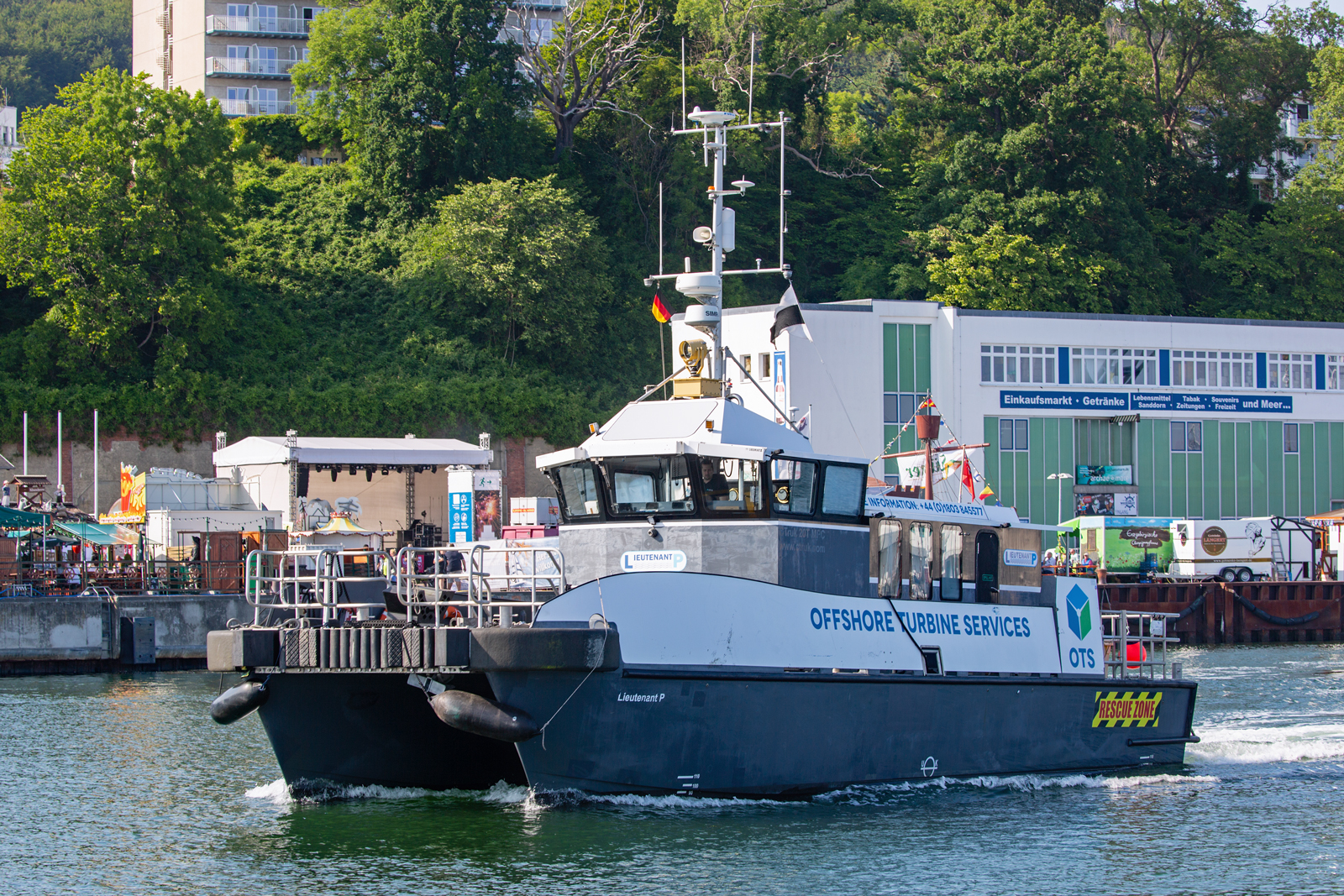 Offshore-Versorger LIEUTENANT P verlässt den Sassnitzer Hafen. - 07.07.2023