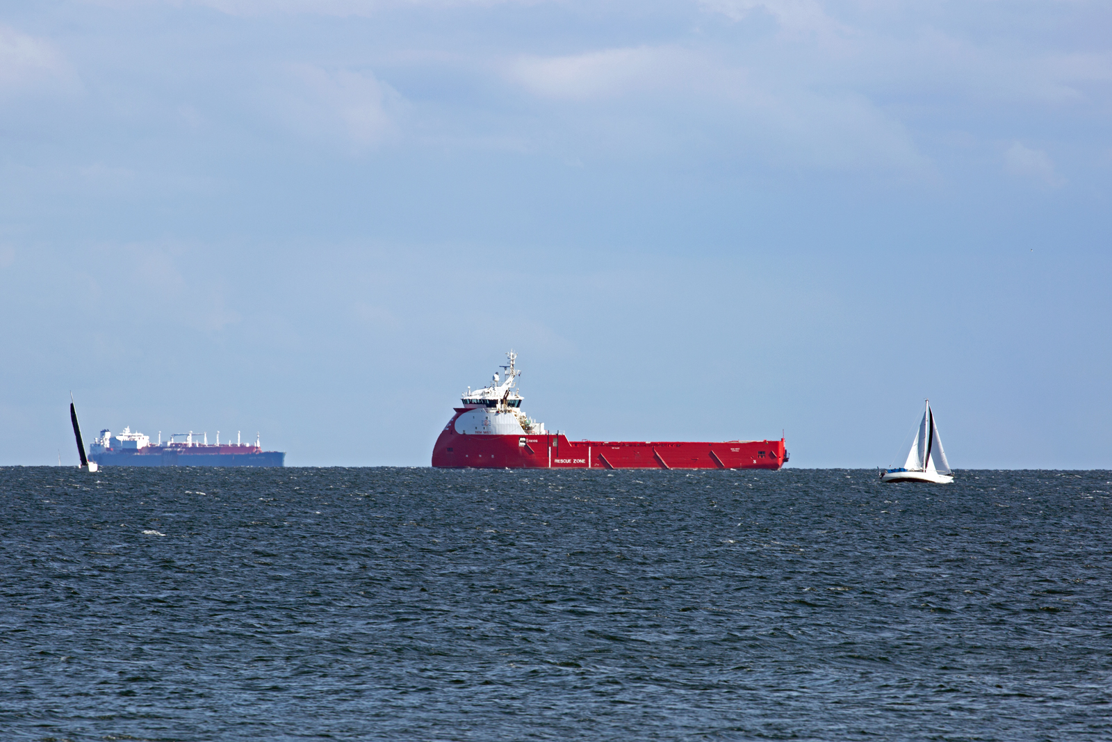 Offshore Versorger REM MIST (IMO 9521667) scheinbar zwischen Segelbooten und LNG Tanker SEAPEAK HISPANIA. - 26.07.2023
