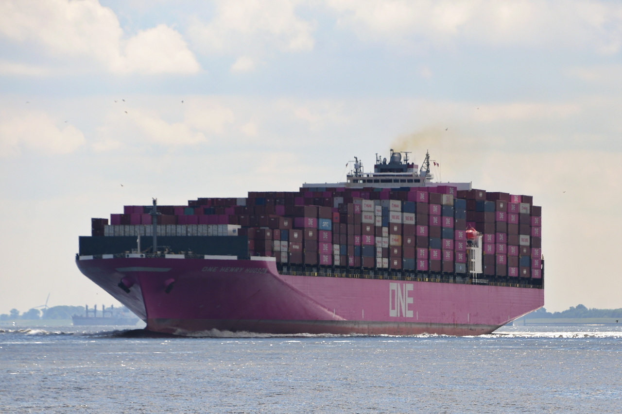 ONE HENRY HUDSON  , Containerschiff , IMO  9302176 , Baujahr 2008 , 336 x 46 m , 8212 TEU , 01.06.2026 , Cuxhaven-Alte Liebe