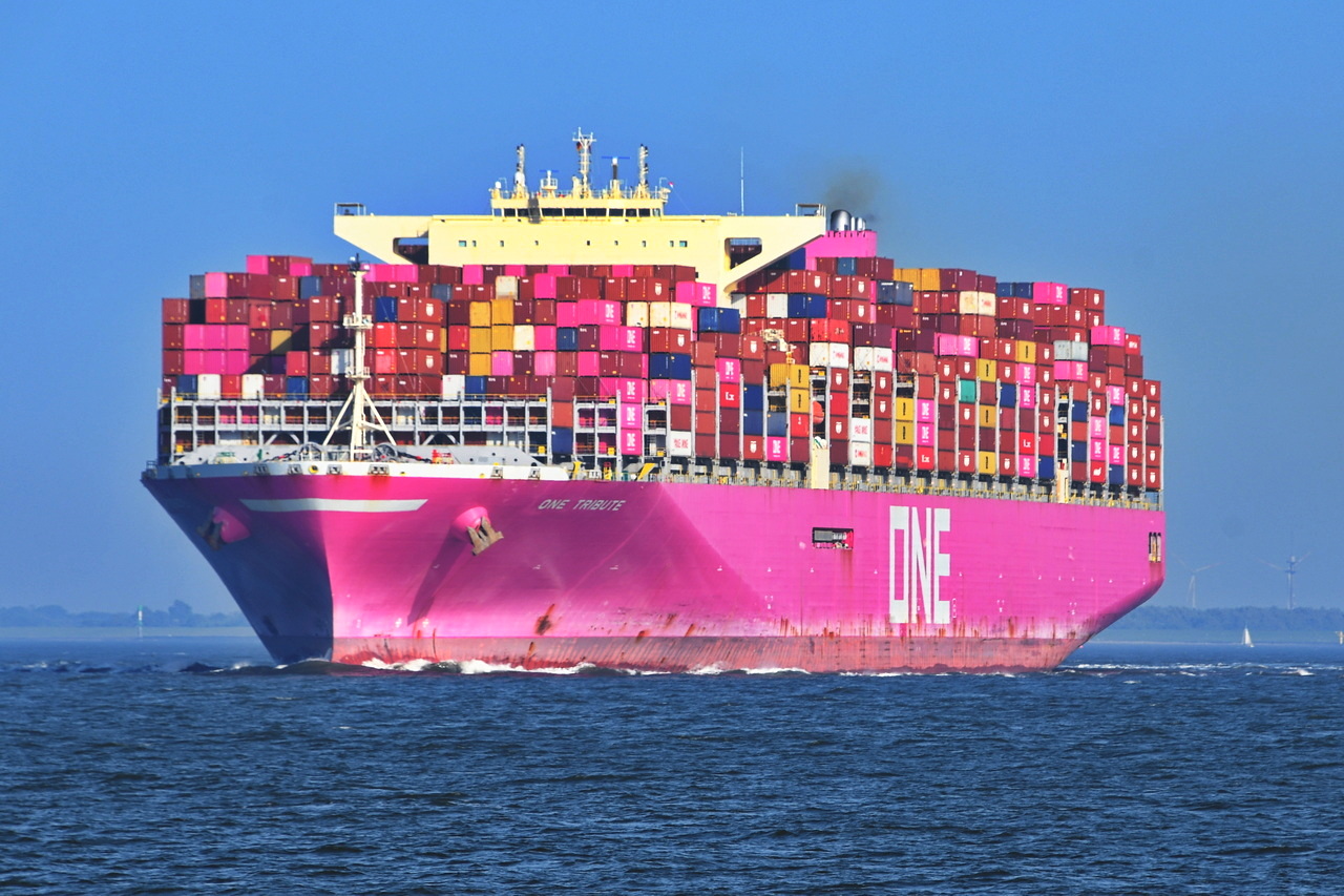 ONE TRIBUTE , Containerschiff , IMO 9769295 , Baujahr 2017 , 400 x 59 m , 20170 TEU , 26.05.2026 , Cuxhaven-Alte Liebe