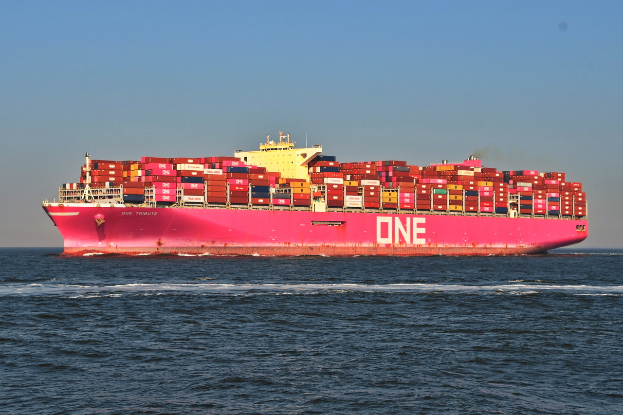 ONE TRIBUTE , Containerschiff , IMO 9769295 , Baujahr 2017 , 400 x 59 m , 20170 TEU , 26.05.2026 , Cuxhaven-Alte Liebe