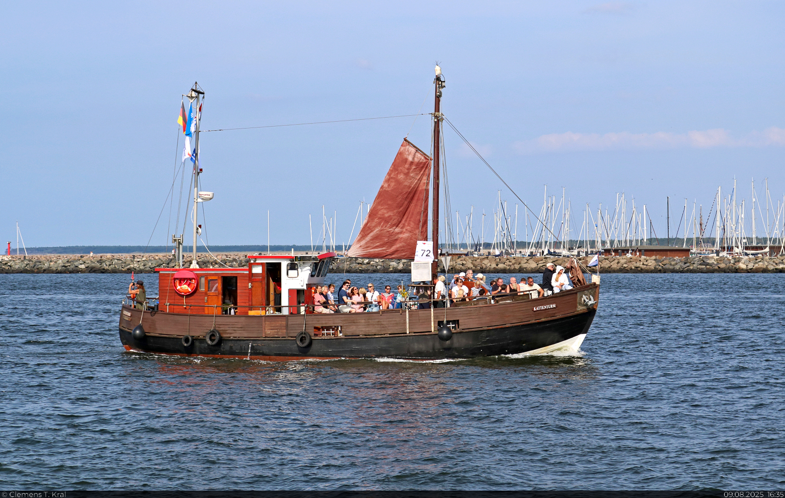 Ostseekutter KATTENTURM (Baujahr: 1933 | ohne IMO) zeigt G�sten der Hanse Sail den Hafen Warnem�nde.

🧰 Eigent�mer unbekannt | Heimathafen Kr�slin
🕓 9.8.2025 | 16:35 Uhr