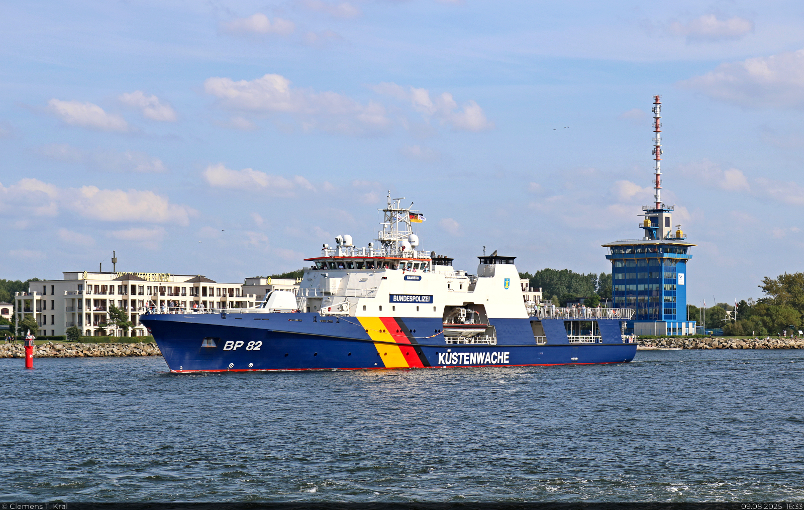 Patrouillenboot BAMBERG (BP 82 | IMO: 9830020 | Fassmer Potsdam-Klasse) zeigt Pr�senz auf der Hanse Sail im Hafen Warnem�nde.

🧰 Bundespolizeidirektion Bad Bramstedt | Direktionsbereich Bundespolizei See
🕓 9.8.2025 | 16:33 Uhr