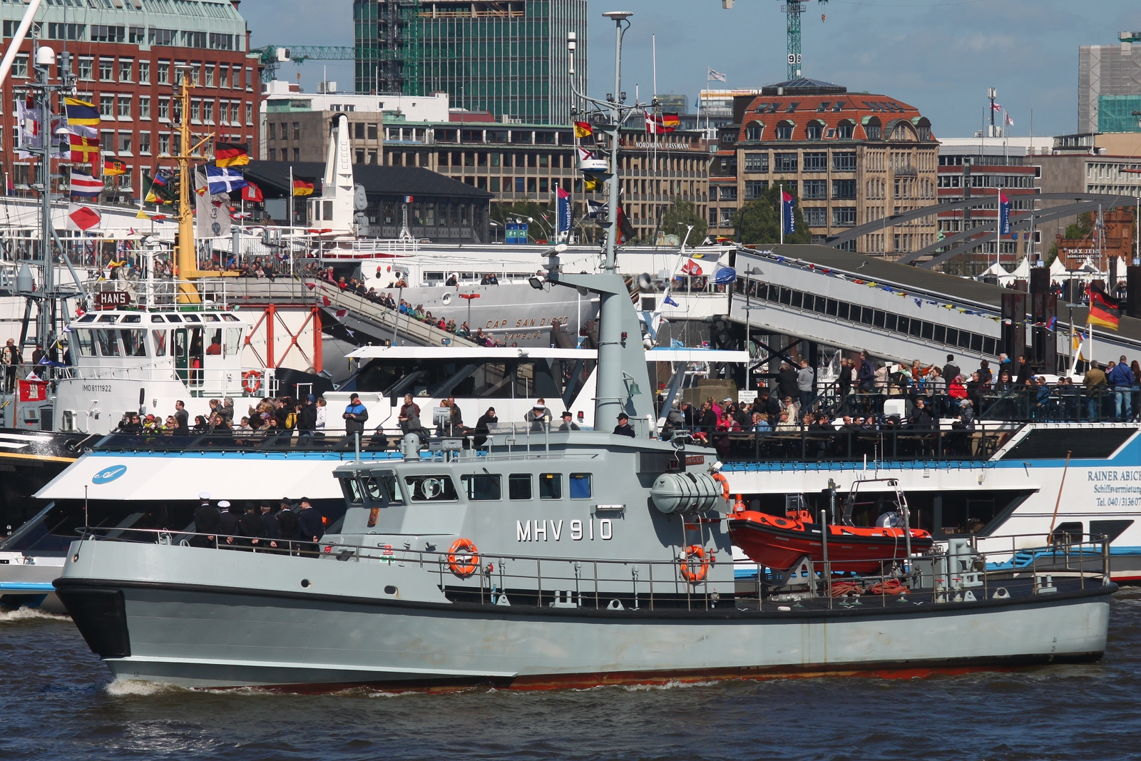 Patrouillenboot MHV 910 RINGEN; Aufnahmeort: Elbe/Hafen Hamburg, Deutschland; Datum: 10.05.2015; Info: Das Bild entstand anlässlich der Auslaufparade des 826 Hamburger Hafengeburtstages.