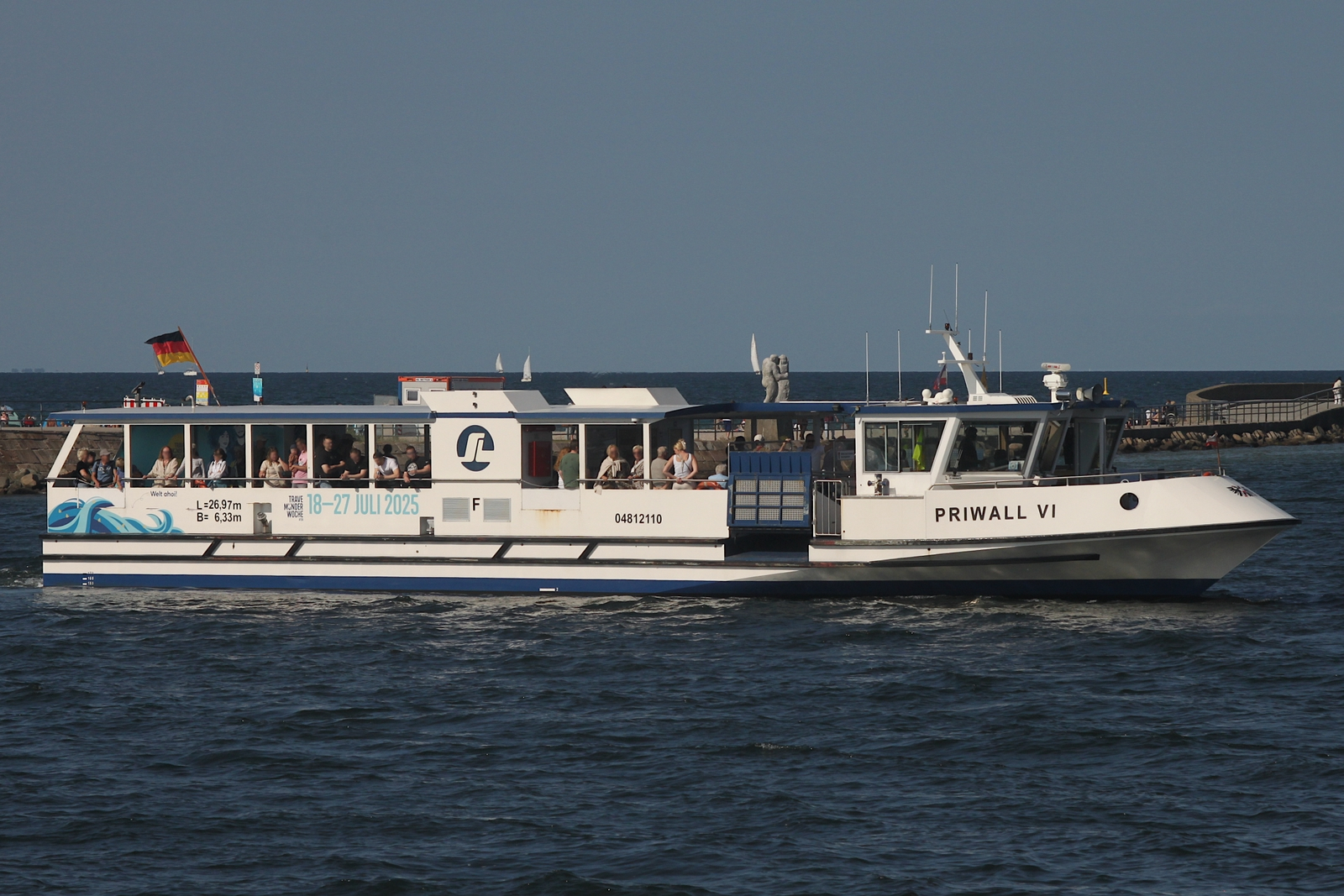 Personenfähre PRIWALL VI (ENI 04812110); Eigner/Betreiber: Stadt Lübeck; Datum: 20.06.2025; Aufnahmeort: Trave/Lübeck-Travemünde, Deutschland. Die Fährlinie verbindet Lübeck-Travemünde mit der zur Stadt gehörenden Halbinsel Priwall am südlichen Ufer der Trave.. Das Bild zeigt die PRIWALL VI am Priwall-Anleger unmittelbar an der Travemündung.