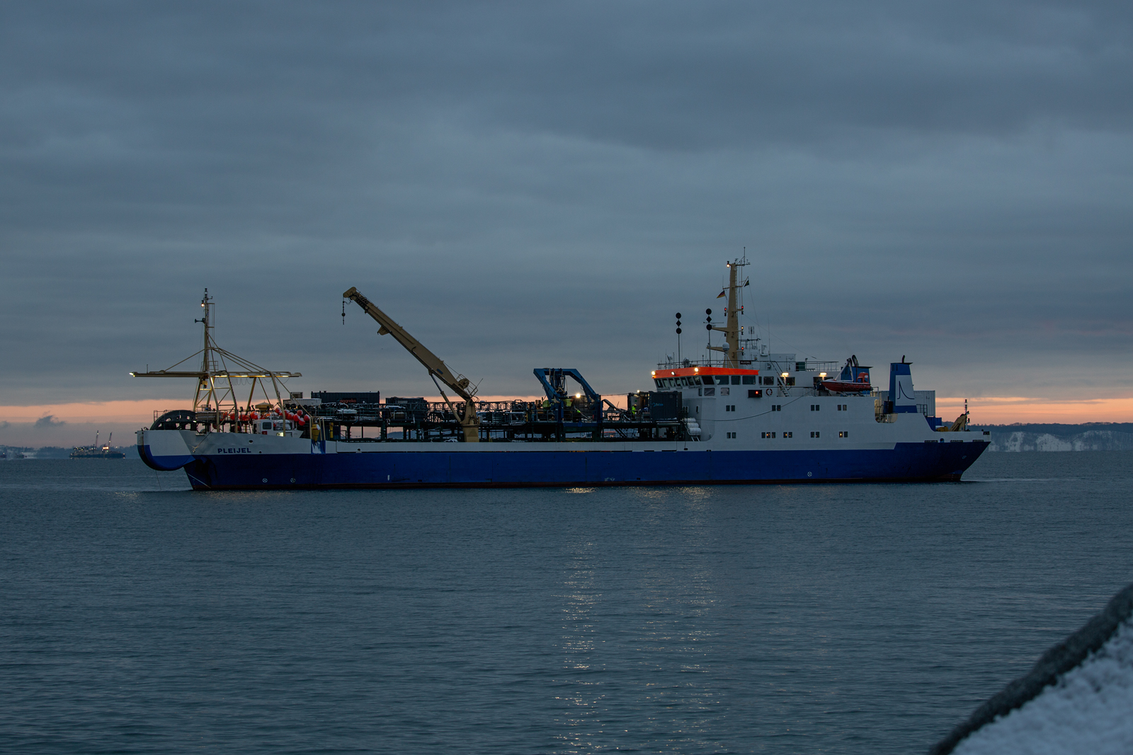 PLEIJEL (IMO 7229502) bei winterlichen Temperaturen im Einsatz zur Kabelverlegung von Schweden aus, jetzt Höhe Sassnitzer Leuchtturm. - 01.12.2023