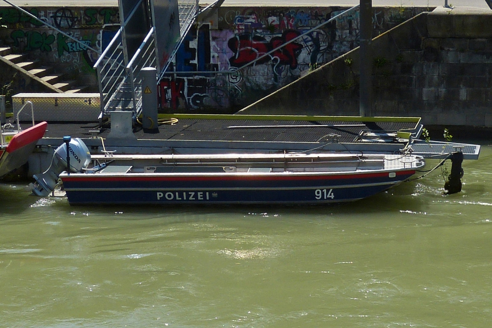 Polizeiboot 914, liegt nahe dem Schwedenplatz in Wien am Kai. 06.2023