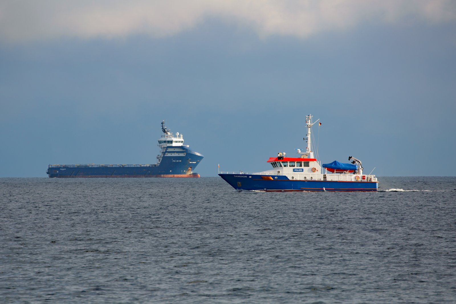 Polizeiboot DAMEROW (IMO 9355587) vor Sassnitz und mit REM TRADER im Hintergrund. - 27.10.2025
 

