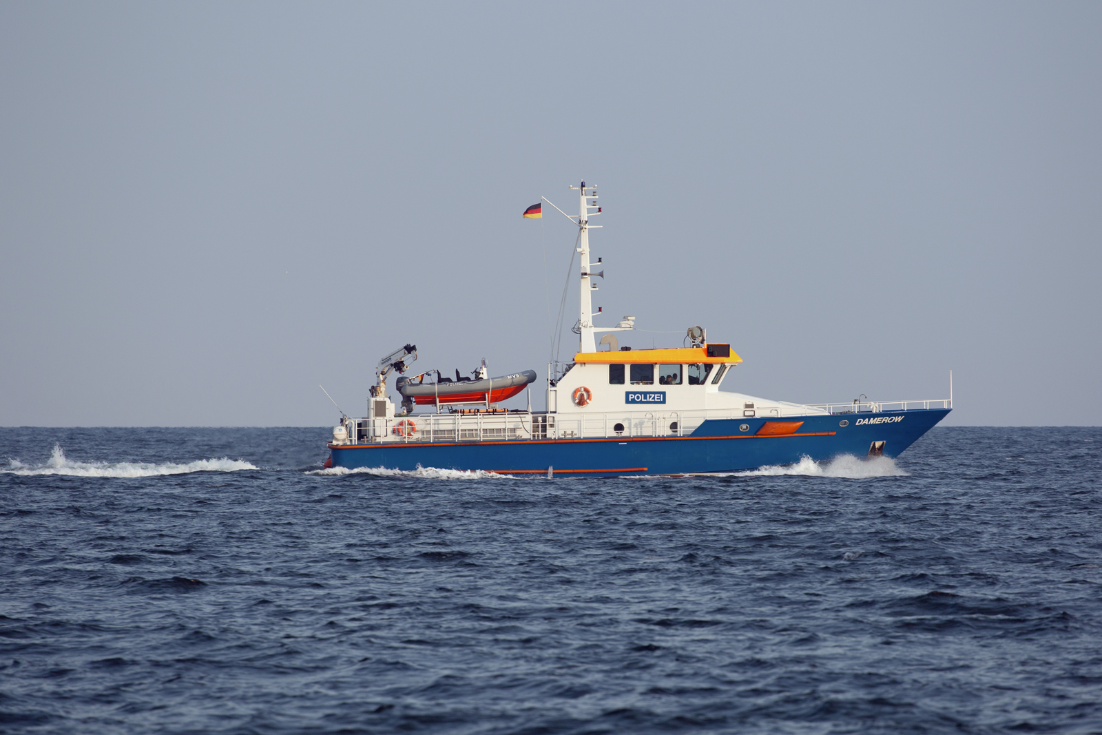 Polizeiboot Damerow mit MV 9 vor Sassnitz. - 24.09.2022