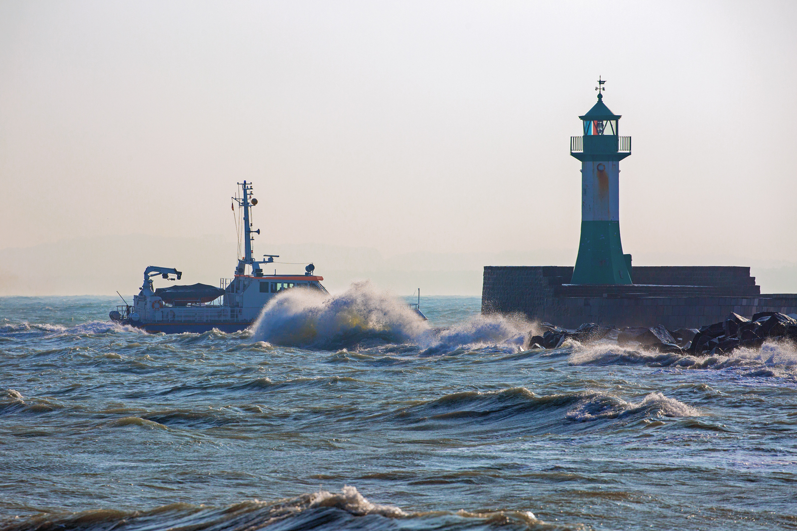 Polizeiboot GRANITZ  rollt scheinbar mit der Welle auf das Sassnitzer Molenfeuer zu. - 09.03.2024
