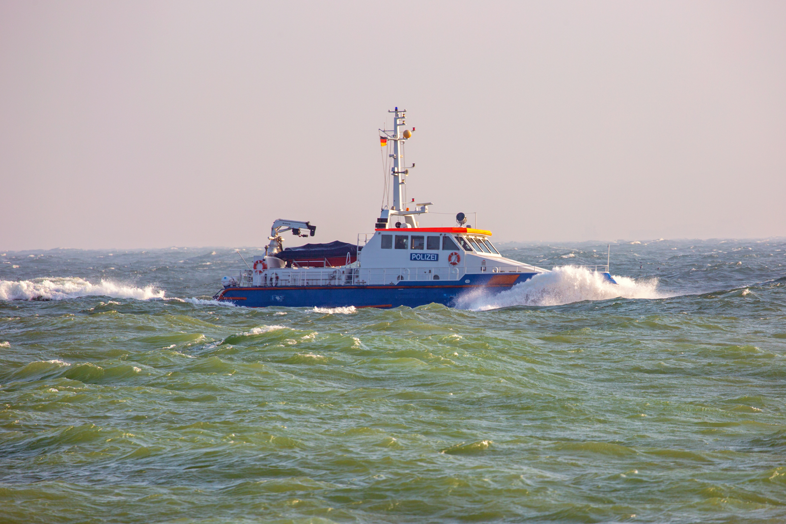 Polizeiboot GRANITZ schaukelt in den Wellen vor Sassnitz. - 09.03.2024
