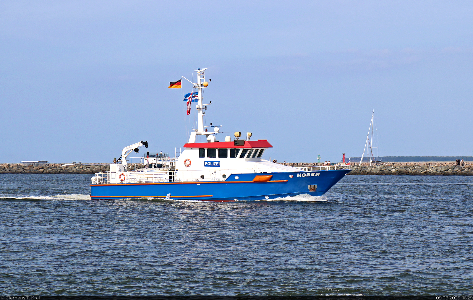 Polizeiboot HOBEN (Fassmer FPB 25) ist im Hafenbereich von Warnem�nde w�hrend der Hanse Sail unterwegs.

🧰 Wasserschutzpolizeiinspektion Wismar (Landespolizei Mecklenburg-Vorpommern)
🕓 9.8.2025 | 16:29 Uhr