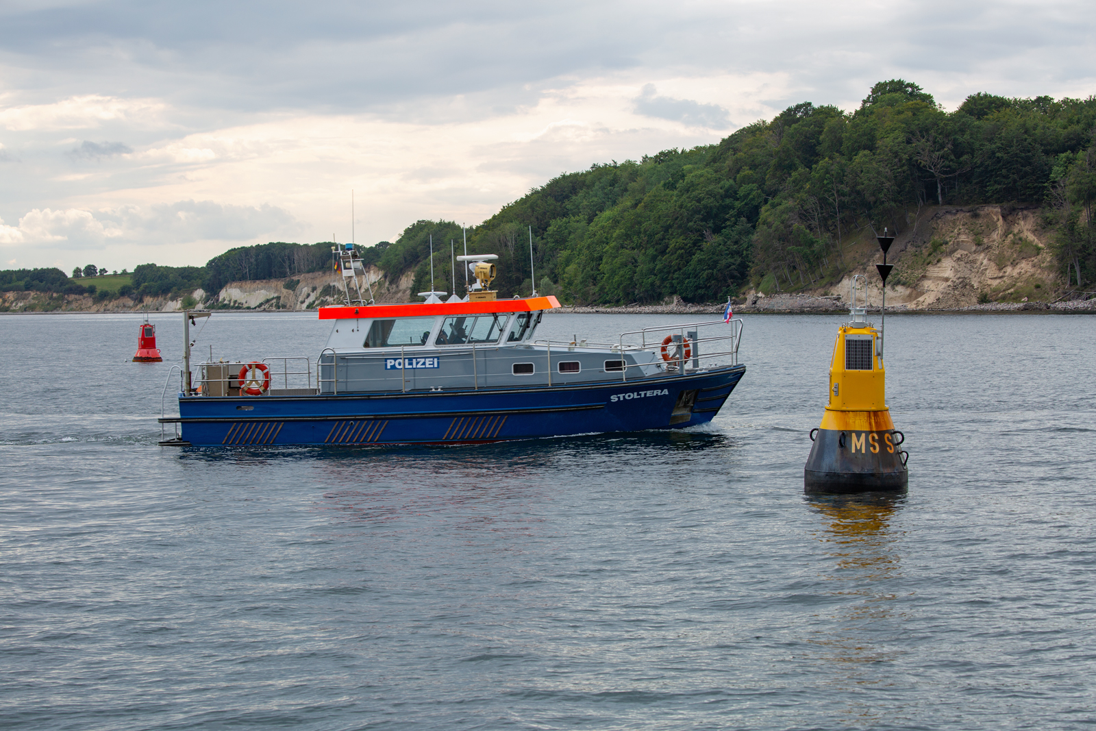 Polizeiboot STOLTERA der WSP an der Sassnitzer Hafeneinfahrt. - 21.07.2023