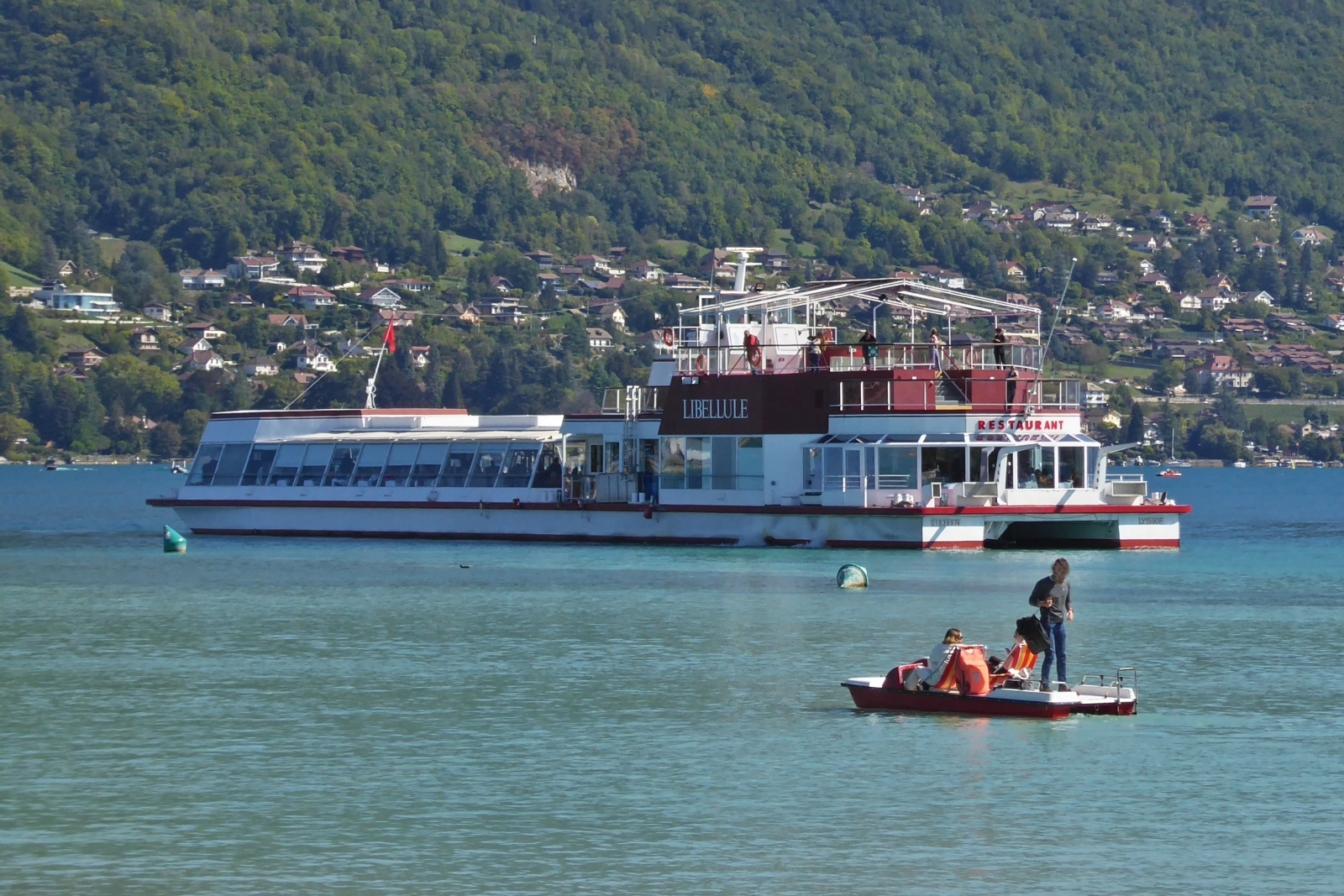 Restaurantschiff „LIBELLULE“, hat auf dem See von Annecy gewendet und fährt Rückwärts in Richtung Anleger. 09.2022