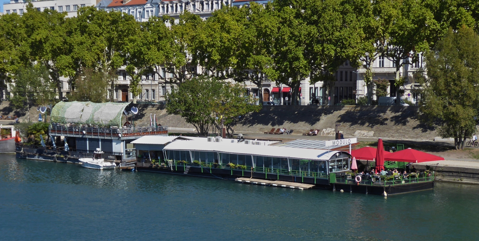 Restaurantschiff  Modulo liegt am Ufer der Rhone in Lyon vor Anker. 09.2022
