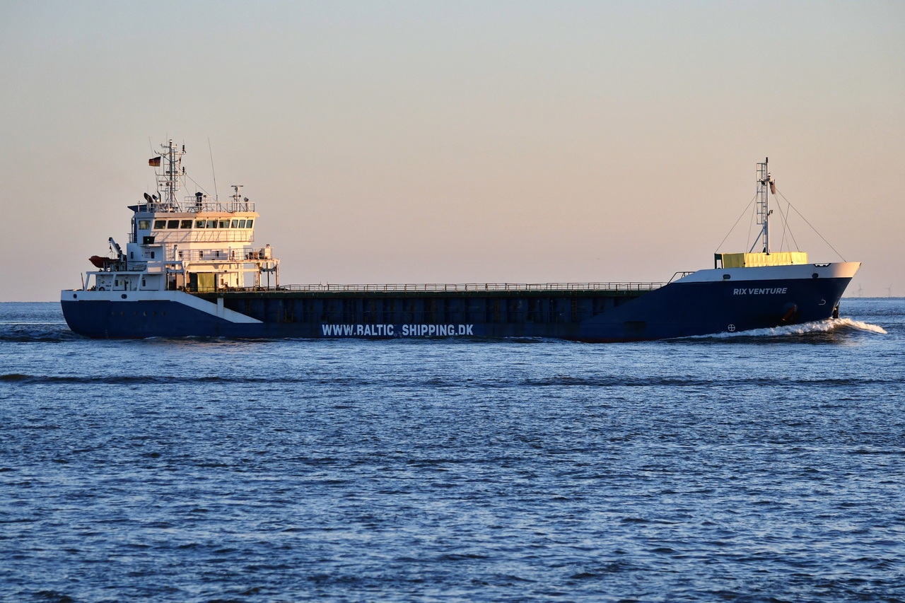 RIX VENTURE , General Cargo Schiff , IMO 9238399 , 89 x 14 m , Baujahr 2002 ,  06.04.2025 , Cuxhaven - Alte Liebe ,