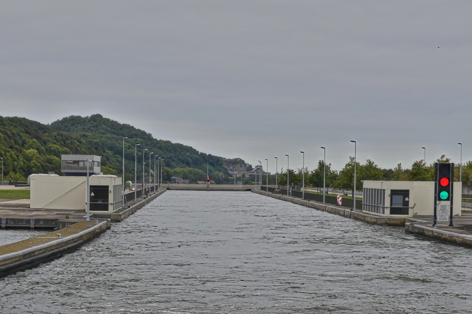 Rckblick auf die groe Schleusenkammer von Lanaye, nachdem unser Schiff die Schleuse verlassen hat. 09.2025