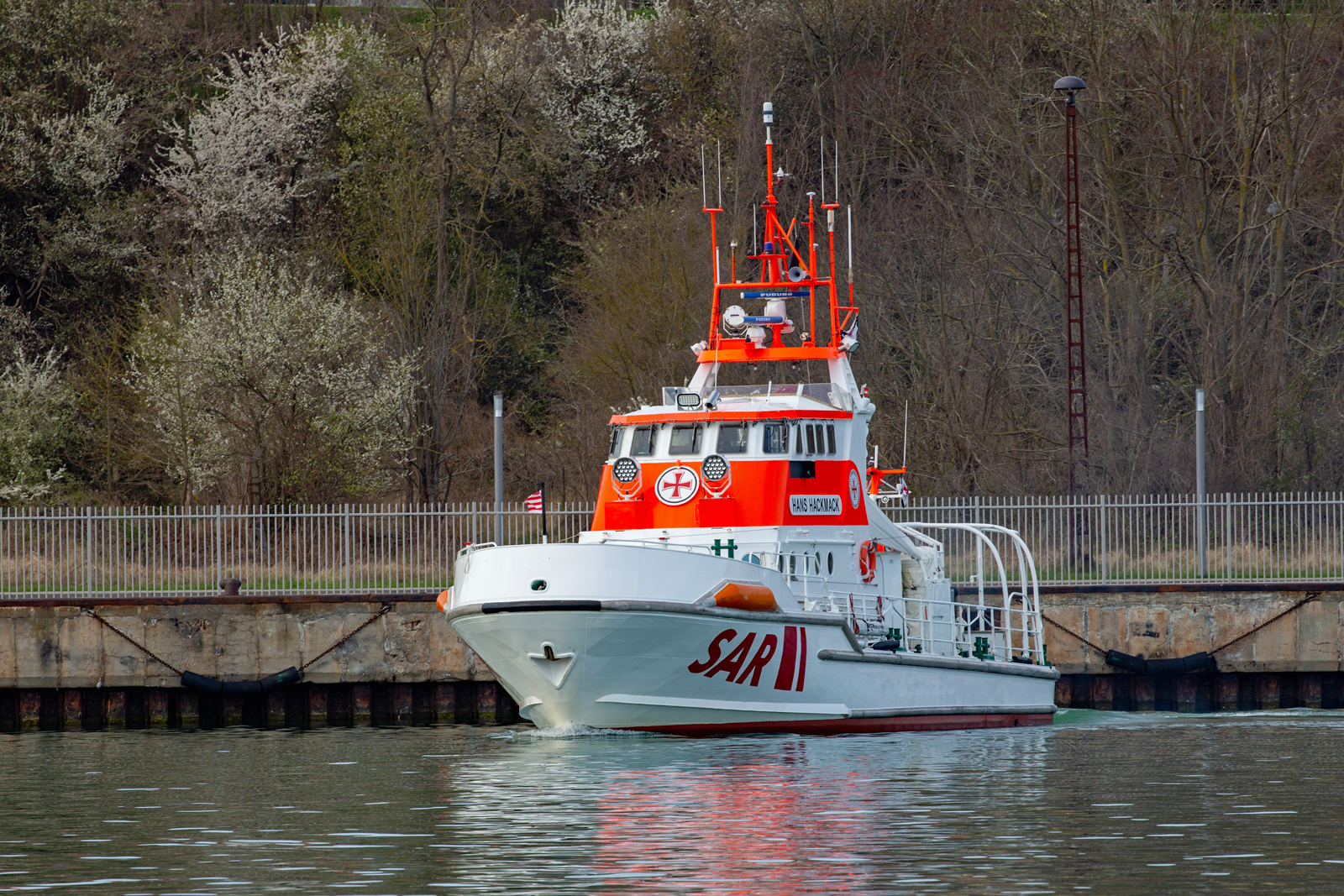 SAR Seenotrettungskreuzer HANS HACKMACK ablegend im Sassnitzer Hafen. - 06.04.2024