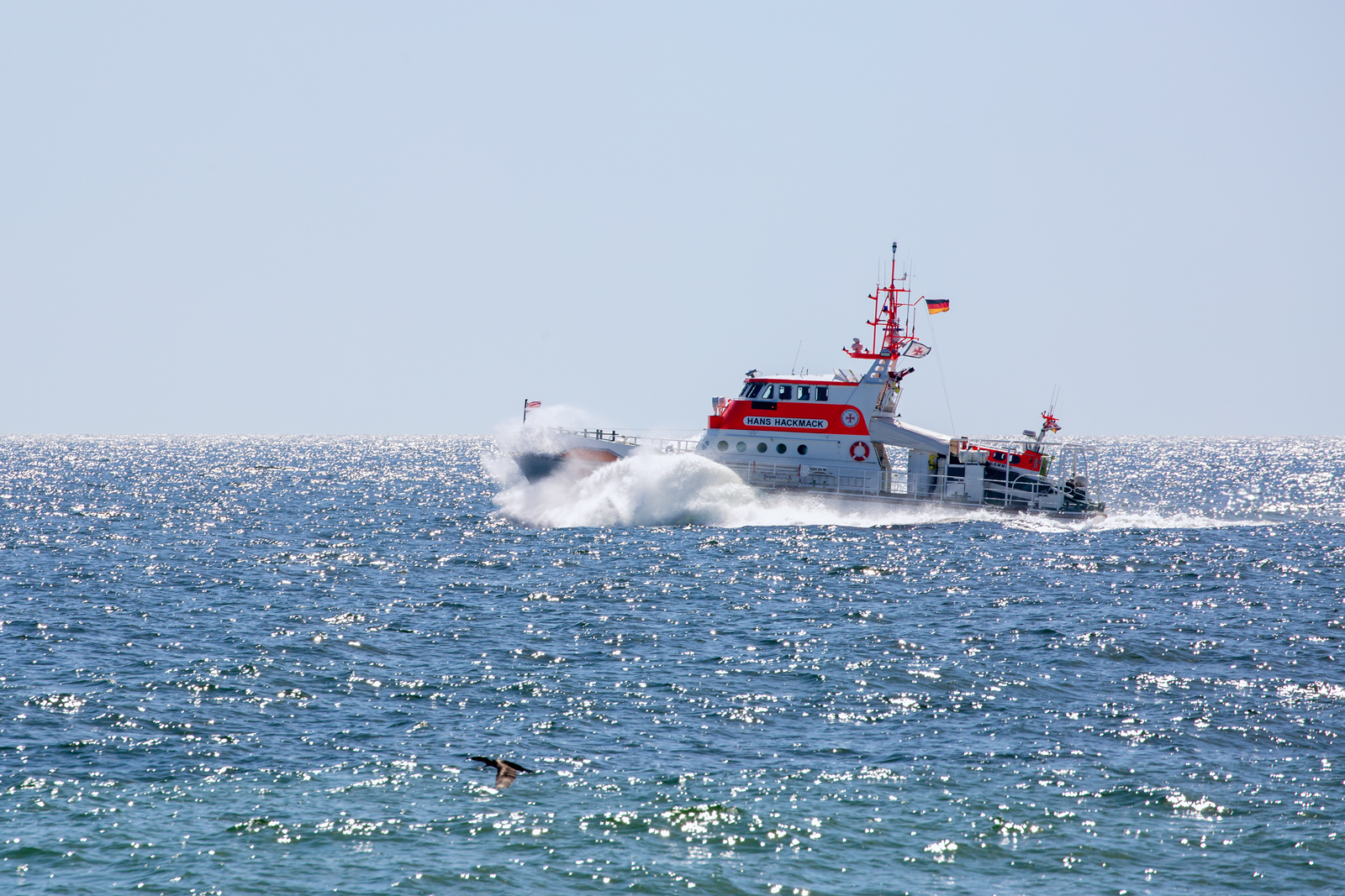 SAR Seenotrettungskreuzer HANS HACKMACK bei Gegenlicht vor Sassnitz. - 15.05.2024