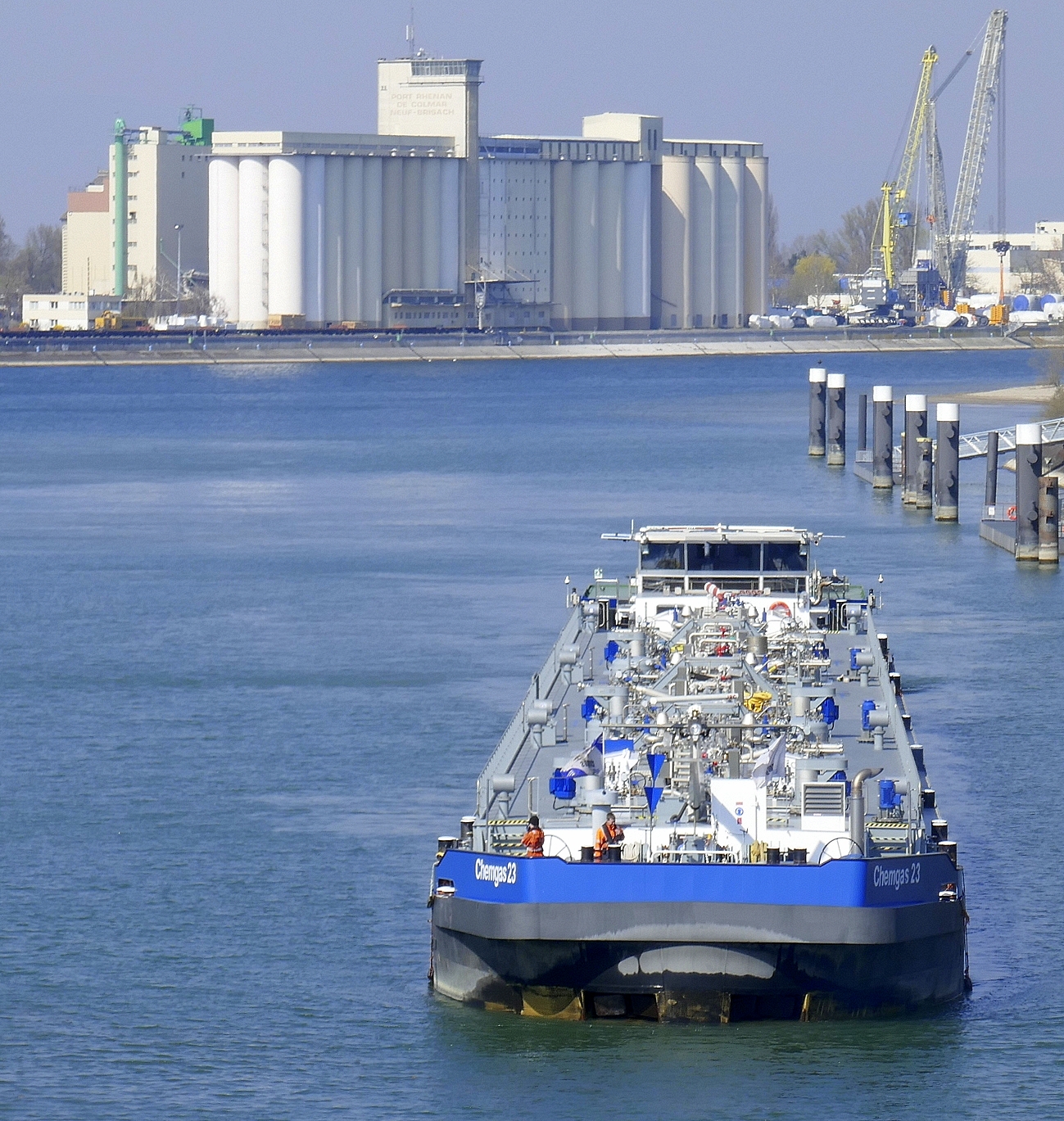 SB THERA ENI 02333291 mit TSL CHEMGAS 23 ENI 02332832, rheinaufw�rts in Wartestellung vor der Staustufe Vogelgr�n/Elsa�, M�rz 2026