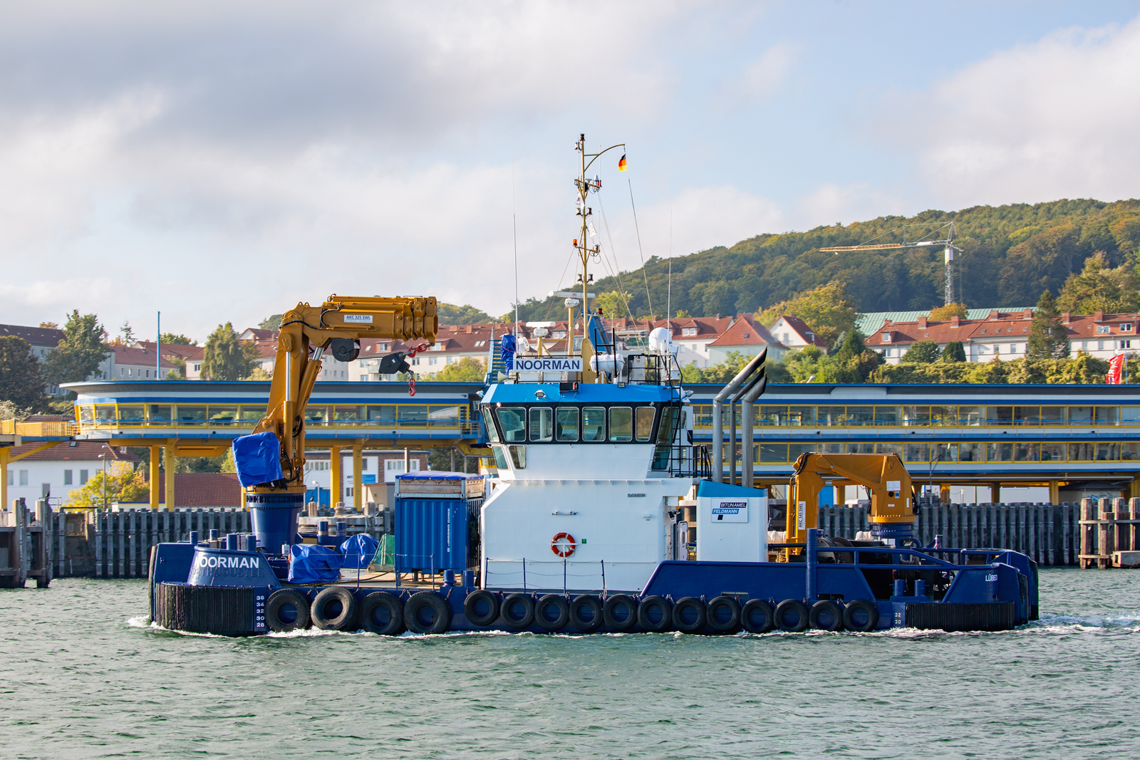 Schlepper NOORMAN  (IMO 9513828) vor dem Sassnitzer Glasbahnhof. - 29.09.2025
