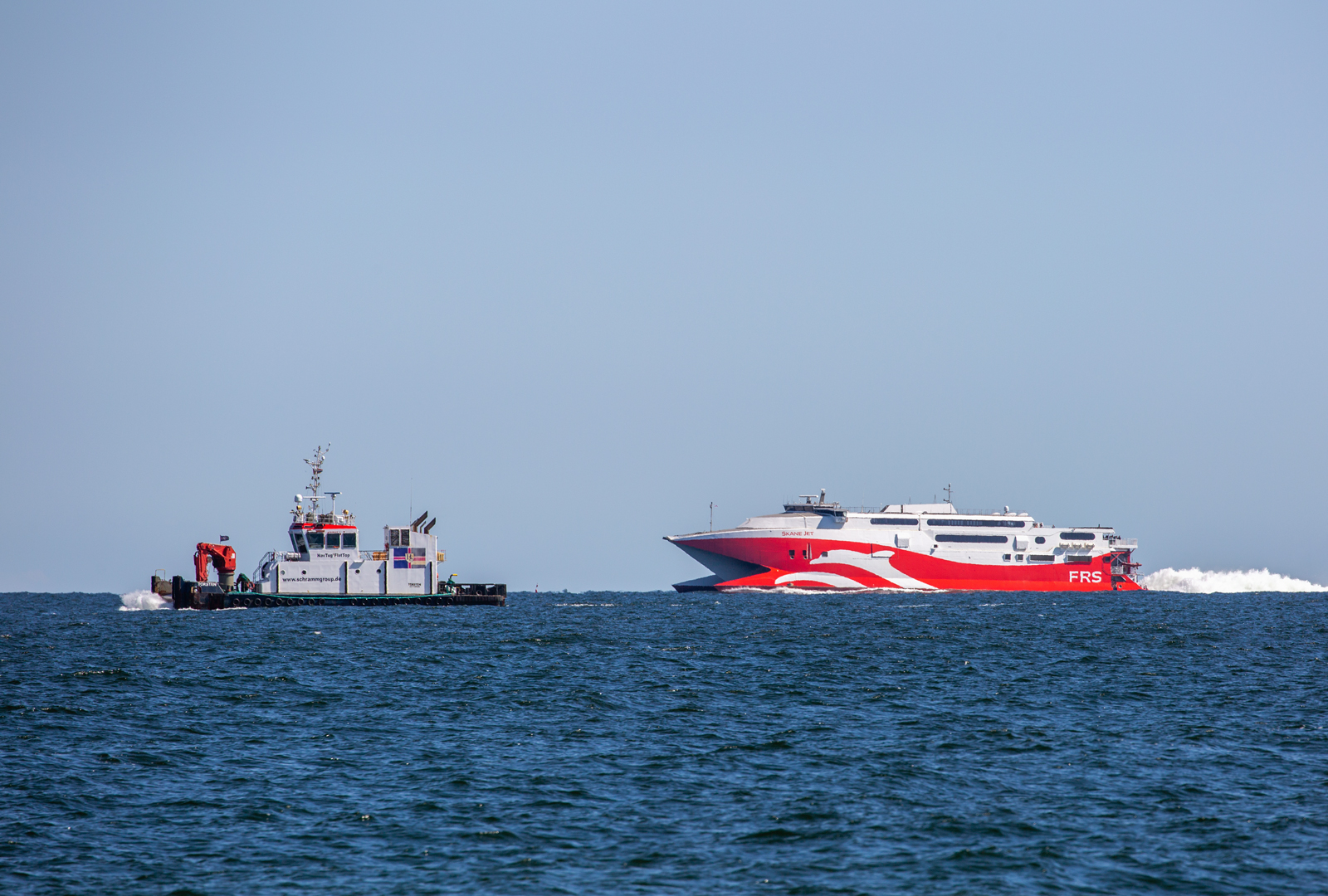 Schlepper TORSTEN unterwegs von Mukran zur BALTIC EAGLE WINDFARM und die Fähre SKANE JET in diesem Jahr wieder auf der „alten“ Königslinie Mukran - Trelleborg. - 02.06.2023 