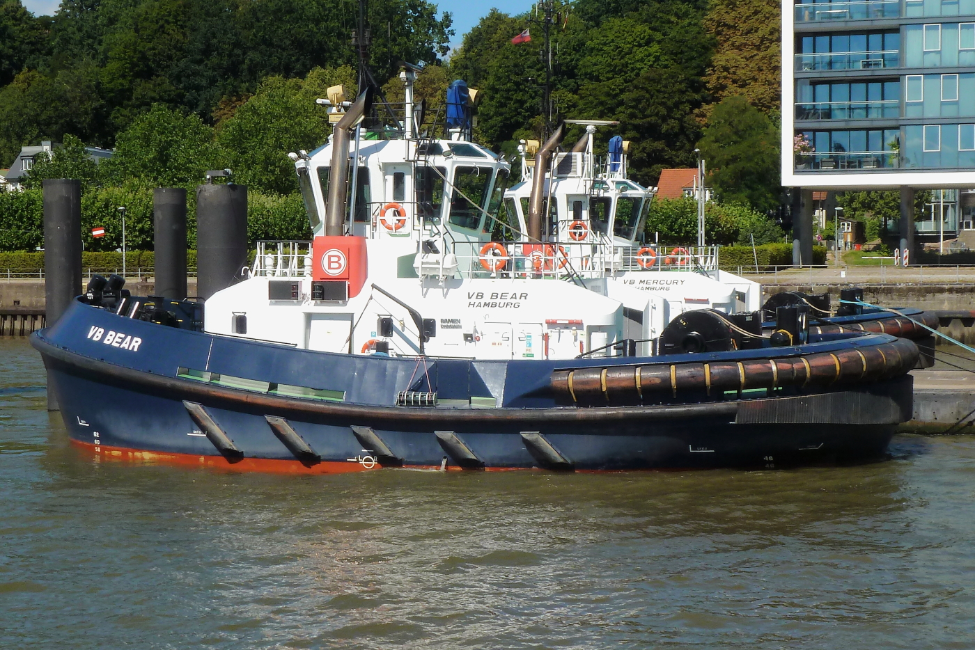Schlepper VB BEAR (IMO 9701982), Boluda Towage Europe. An der Schlepperpier Neumühlen/Övelgönne am 18.08.2025.