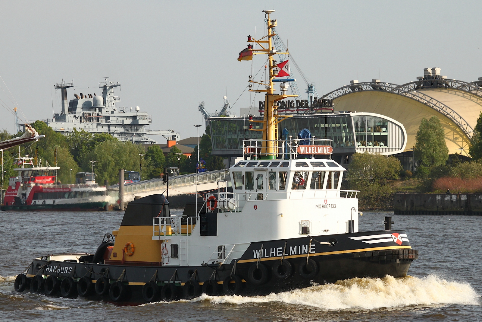 Schlepper WILHELMINE; Aufnahmeort: Elbe/Hafen Hamburg, Deutschland; Datum: 05.05.2011;  Info: (IMO 8007133)  Lüa 26,19 m, B 8,84 m, TG 4,4 m / 2 Schottel, 2 Diesel, 4-Takt, 6-Zyl., Deutz SBA6M528, ges. 1280 kW (1740 PS), 11kn, Pfahlzug 27 t / 1980 bei Mützelfeldtwerft, Cuxhaven. Das Bild zeigt die WILHELMINE vor den St.Pauli Landungsbrücken.