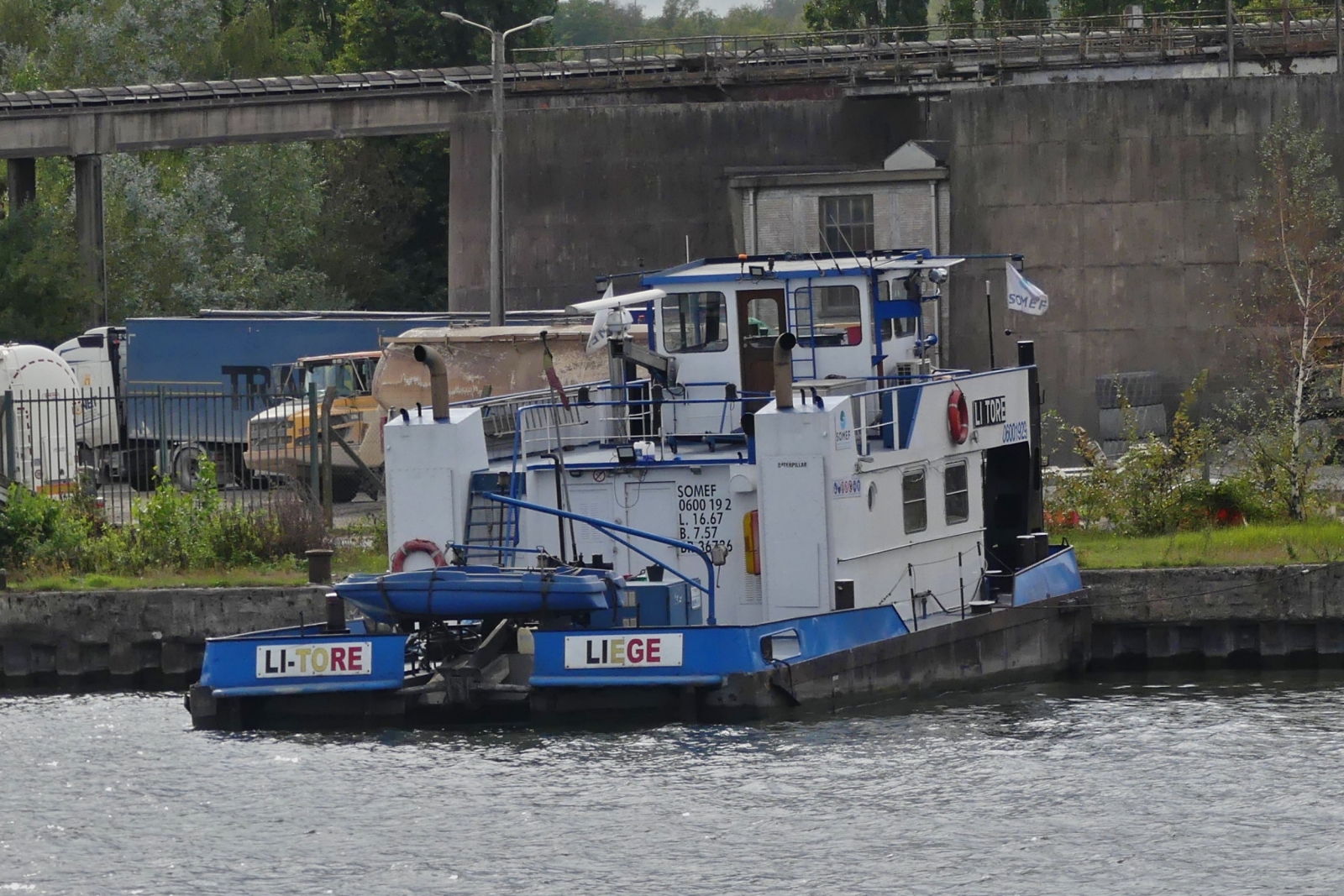 Schubboot LI-Tore, ENI 06001929, L 16,67 m, B 7,57 m, hat am sp�ten Nachmittags am Ufer des Albertkanals festgemacht. 17.09.2026
