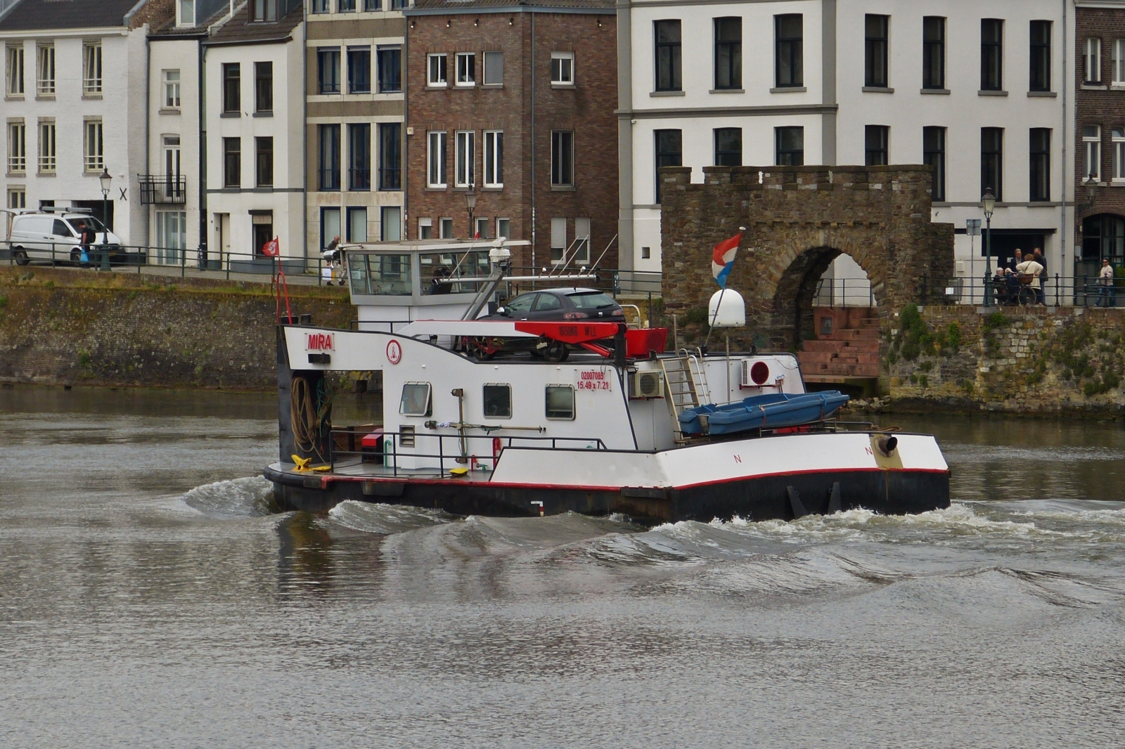 Schubboot MIRA, Euro Nr. 0200785, L 15,49, B 7,21, fährt Solo Flussabwärts auf der Maas, an dem „Waaterportie“ in Maastricht vorbei. 05.2023 