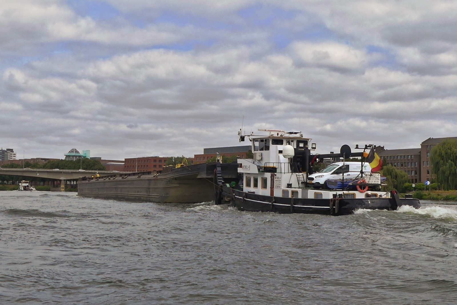 Schubboot MITCHELL-F, ENI 0214744, schiebt den Leichter zu Tal auf der Maas nahe Maastricht