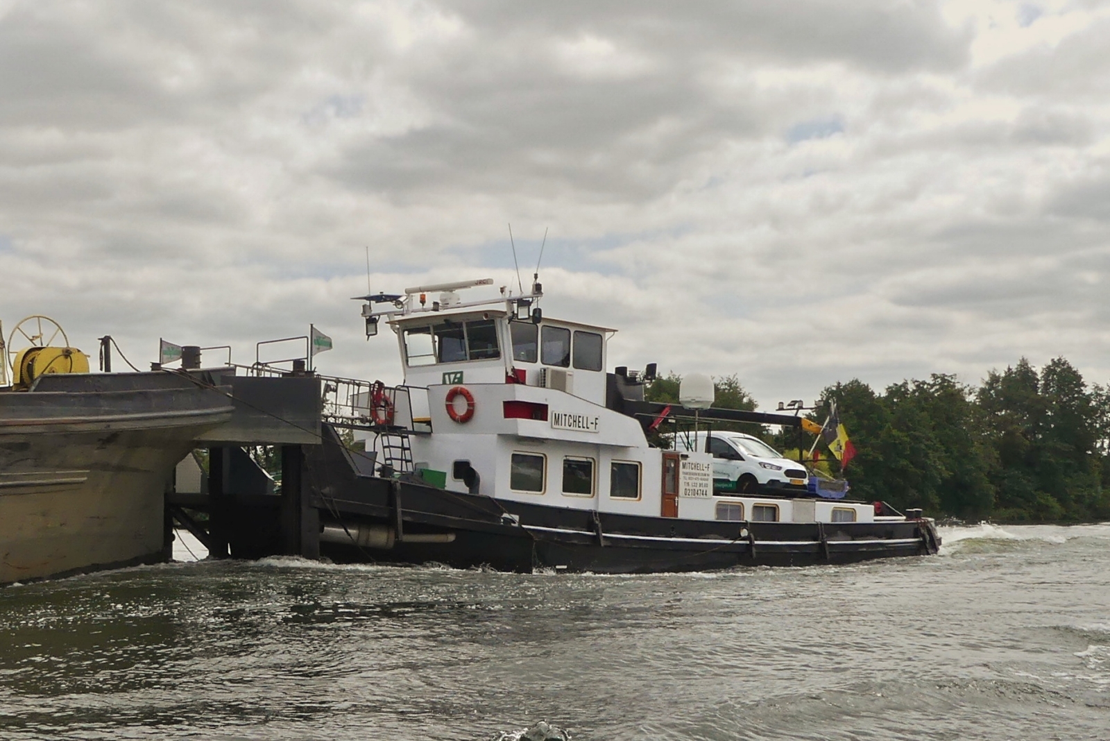 Schubboot MITCHELL-F, ENI 0214744, zu Tal auf der Maas nahe Maastricht. 24.07.2026