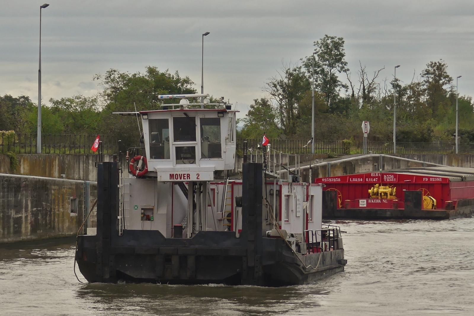 Schubboot MOVER 2, ENI 02323672, L 16,40 m, B 8,15 m, zu Tal auf dem kleinen Kanal von Lanaye. 17.09.2026