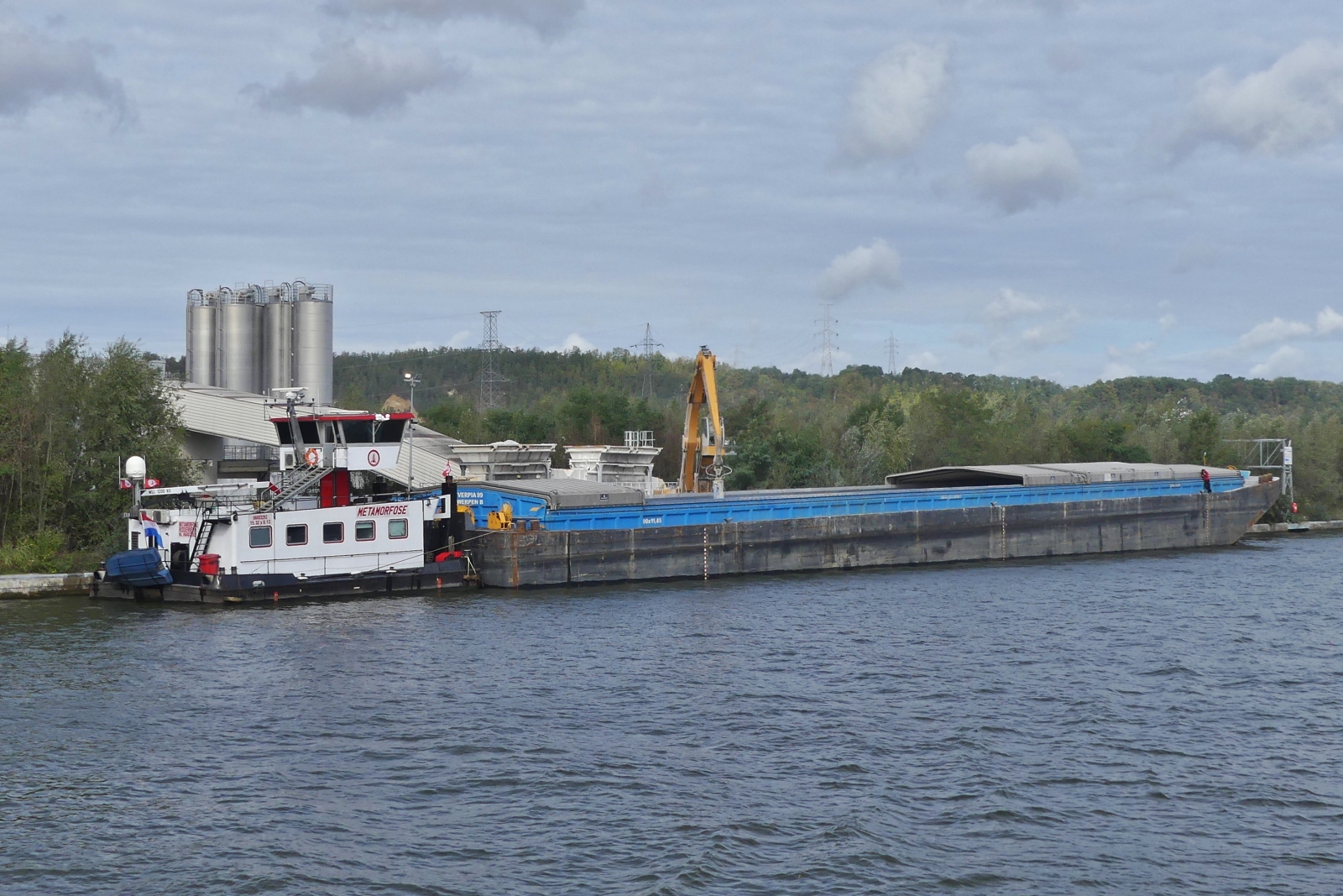 Schuber METAMORFOSE, ENI 06003292, BJ 1979, L 15,32 m, B 8,13 m, hat am Leichter ANTWERPIA 99 festgemacht. 09.2026 