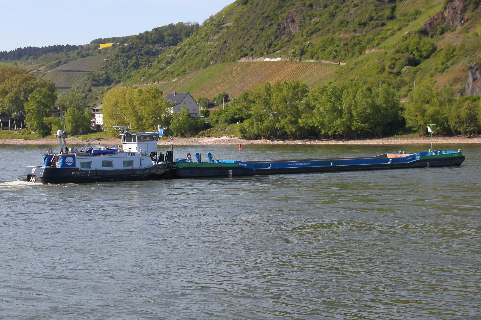 Schubverband bestehend aus dem Schubschiff ISIS (ENI: 02326469) und dem Leichter G 503 (ENI: 02723952) beim Wendemanöver auf dem Rhein bei Andernach am 30.04.2025.