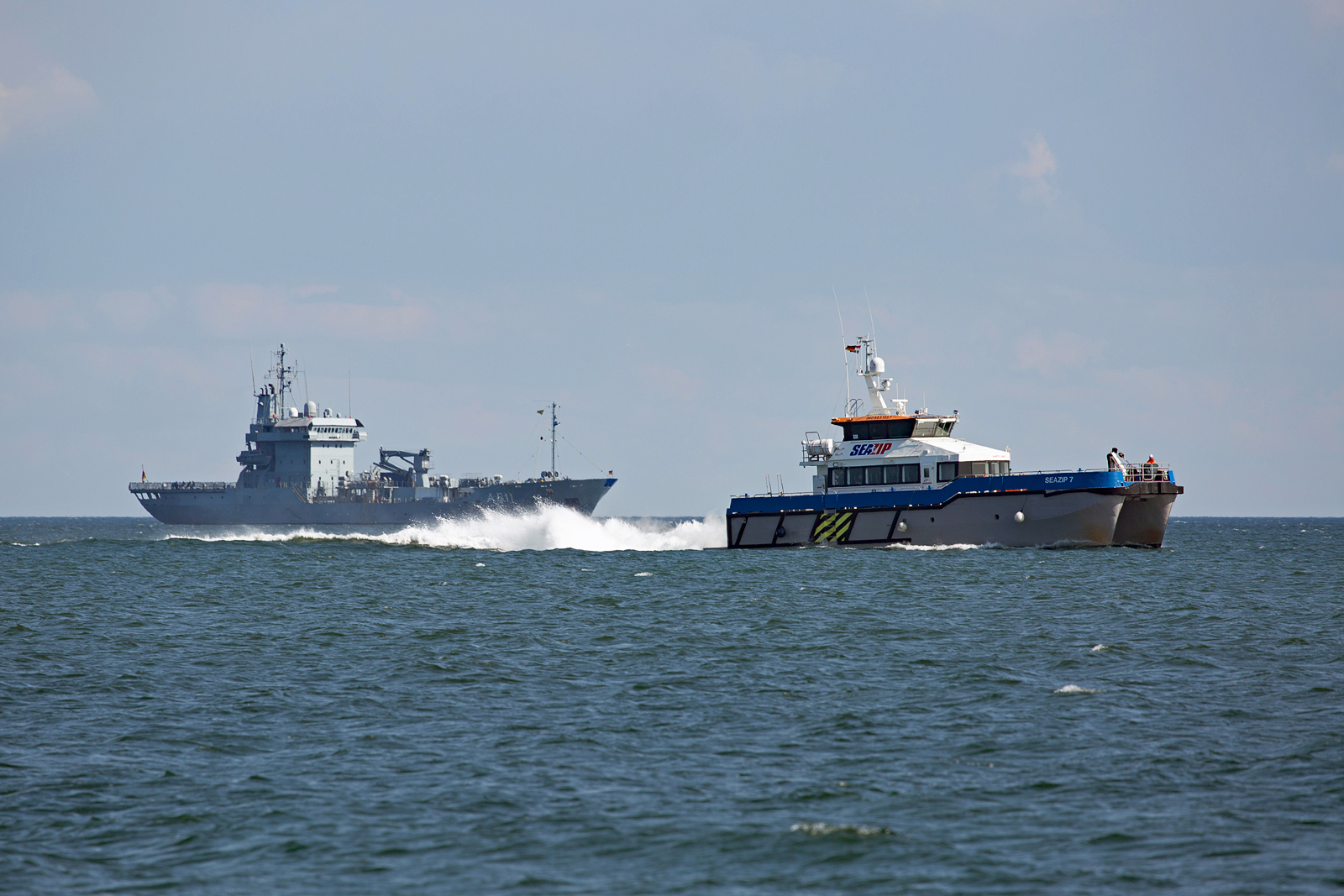 SEAZIP 7 und Versorgungsschiff ELBE A 511 vor Rügen. - 13.07.2023