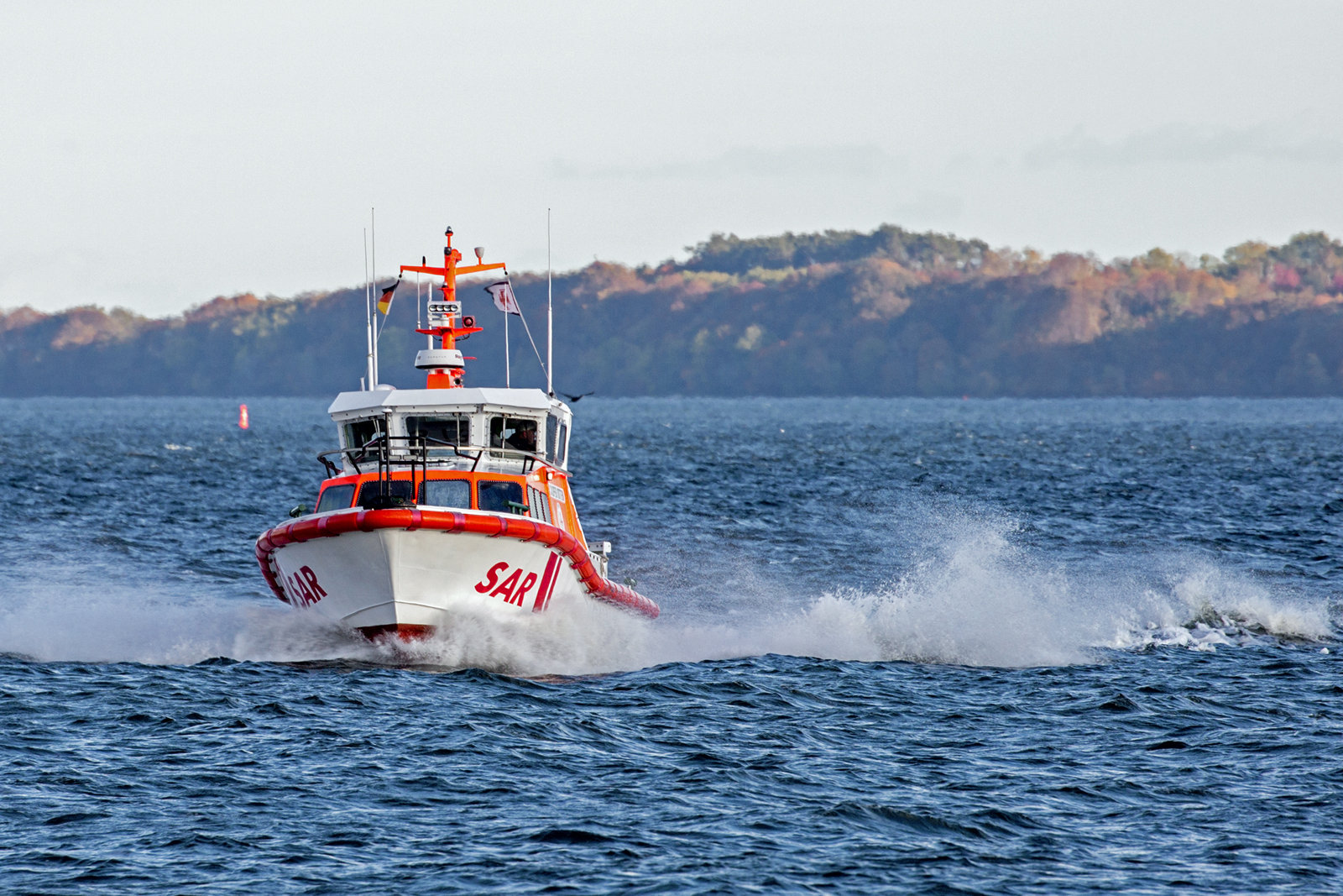 Seenotrettungsboot CASPER OTTEN vor Lauterbach. - 16.10.2022





