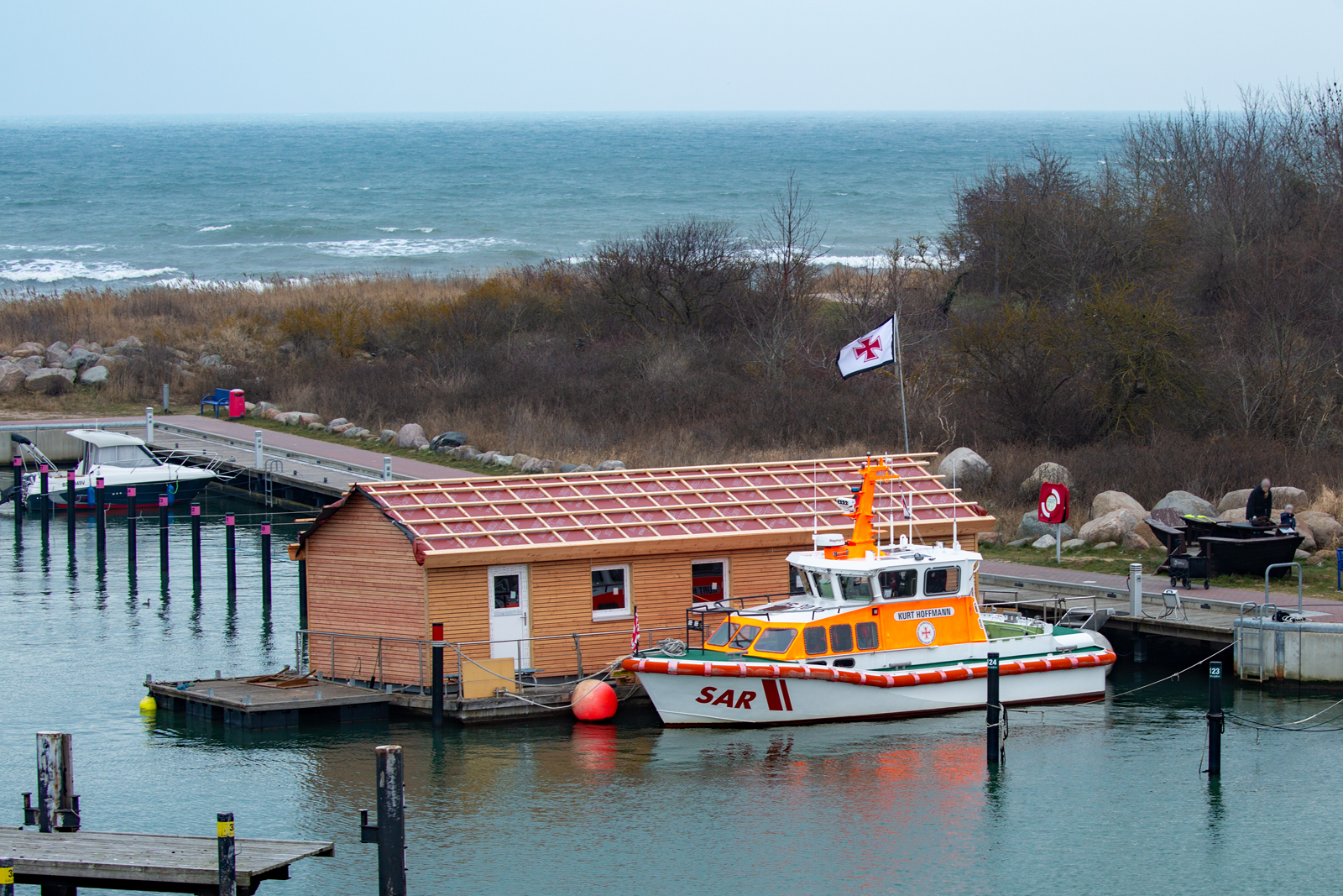 Seenotrettungsboot KURT HOFFMANN (IMO-) der DGzRS an seiner neu errichteten Rettungsstation im Hafen von Glowe. - 22.01.2026

