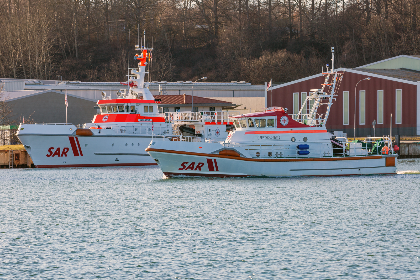 Seenotrettungskreuzer  BERTHOLD BEITZ auslaufend in Sassnitz, vorbei an dem Seenotrettungskreuzer HARRO KOEBKE, zur Greifswalder Oie. Dort hat die DGzRS ihren Seenotrettungskreuzer  im Nothafen stationiert. - 26.02.2023