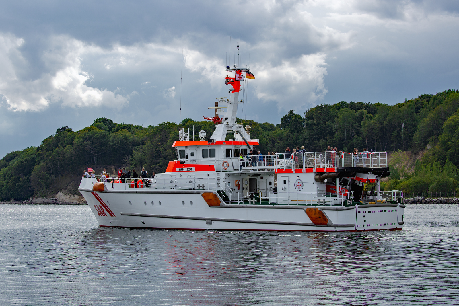 Seenotrettungskreuzer HARRO KOEBKE „Am Tag der Seenotretter“ auslaufend im Sassnitzer Hafen. Wobei sich eine Schlechtwetterlage ankündigt. - 30.07.2023
