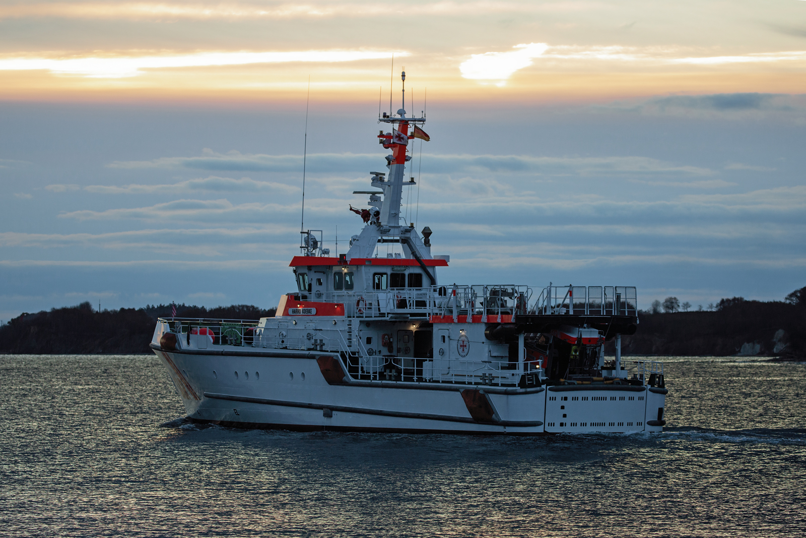 Seenotrettungskreuzer HARRO KOEBKE auslaufend im Sassnitzer Hafen. - 18.11.2023