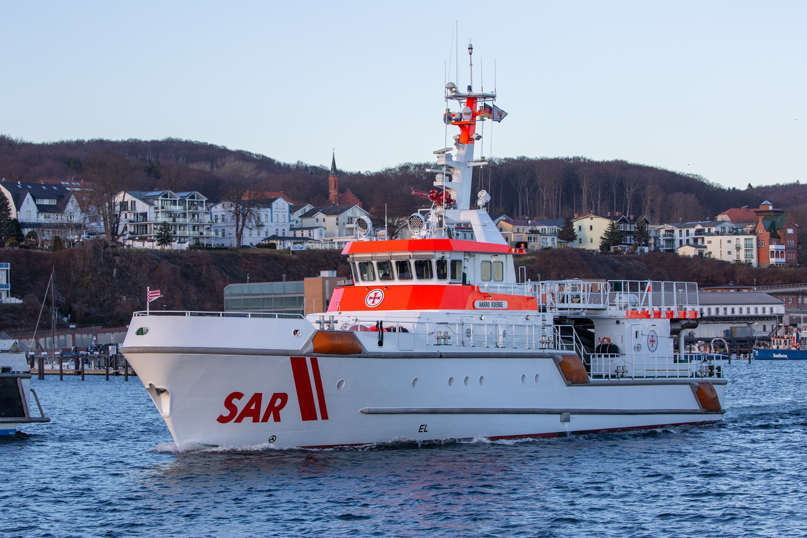 Seenotrettungskreuzer HARRO KOEBKE in Sassnitz auf „Hafen Rundfahrt“.  Im Hintergrund ist unter anderem die  St.-Johannis-Kirche und am rechten Rand des Bildes der ehemalige Lotsenturm zu sehen. - 19.02.2023
